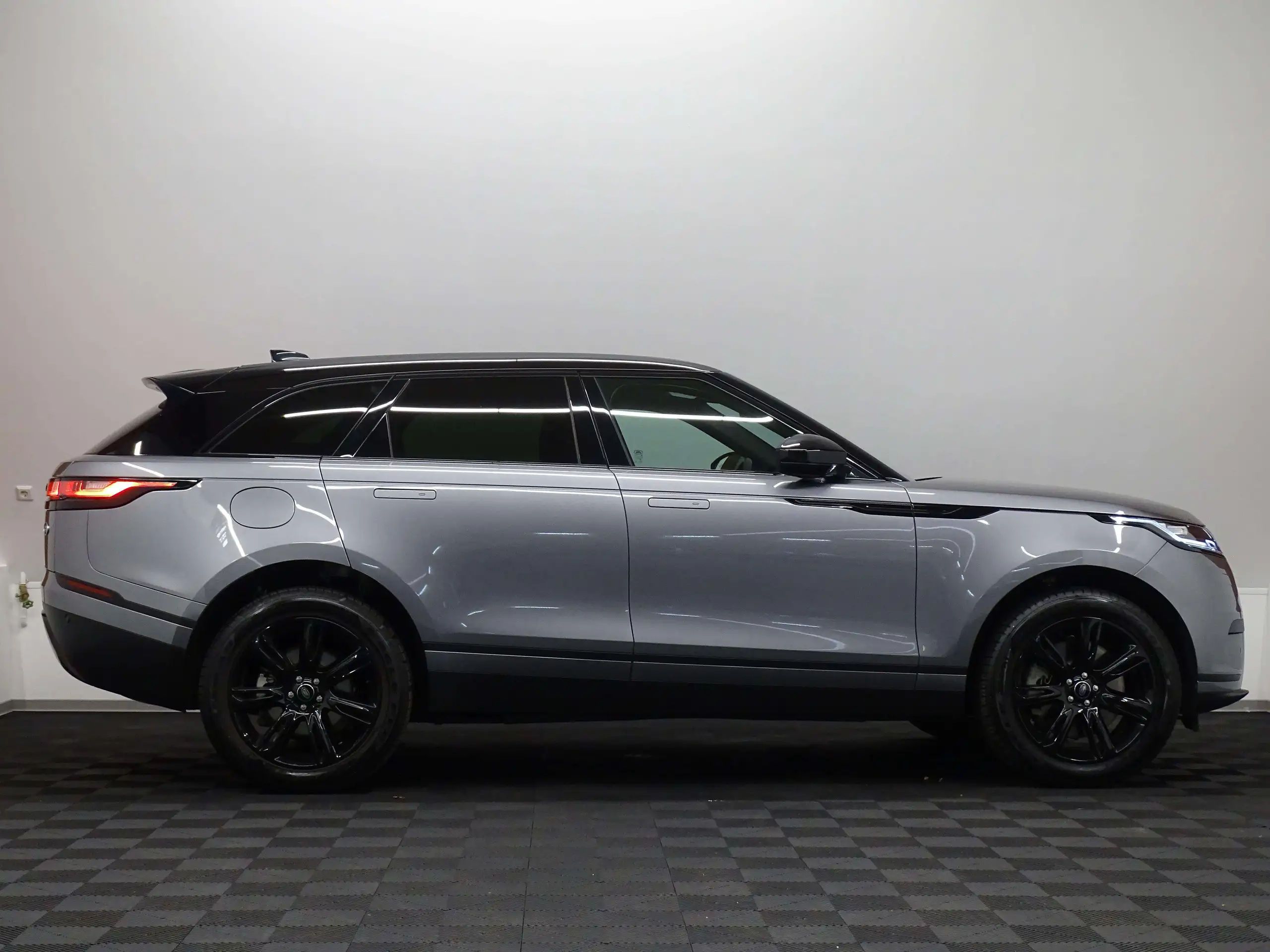 Land Rover - Range Rover Velar