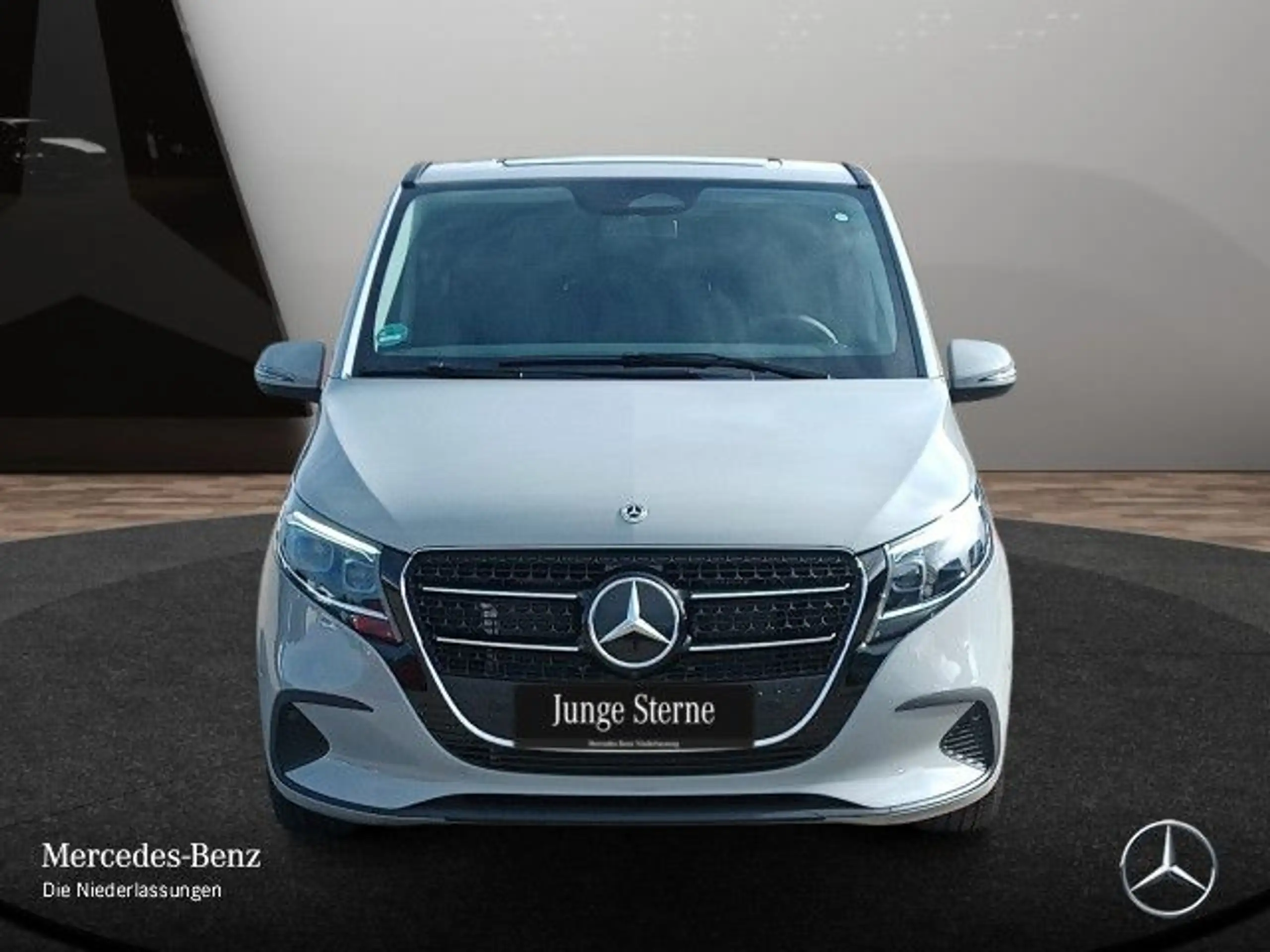 Mercedes-Benz - V 220