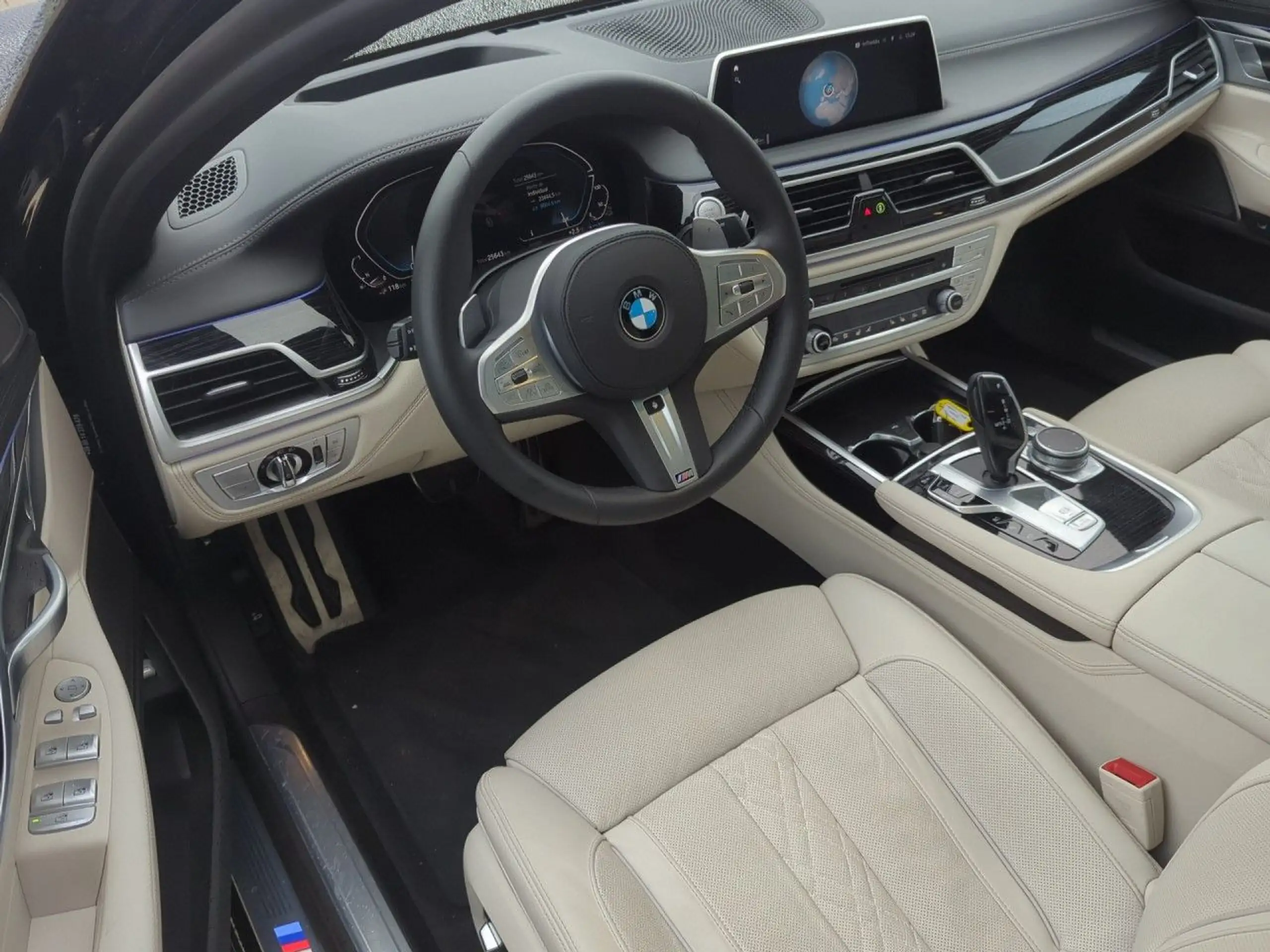 BMW - 745