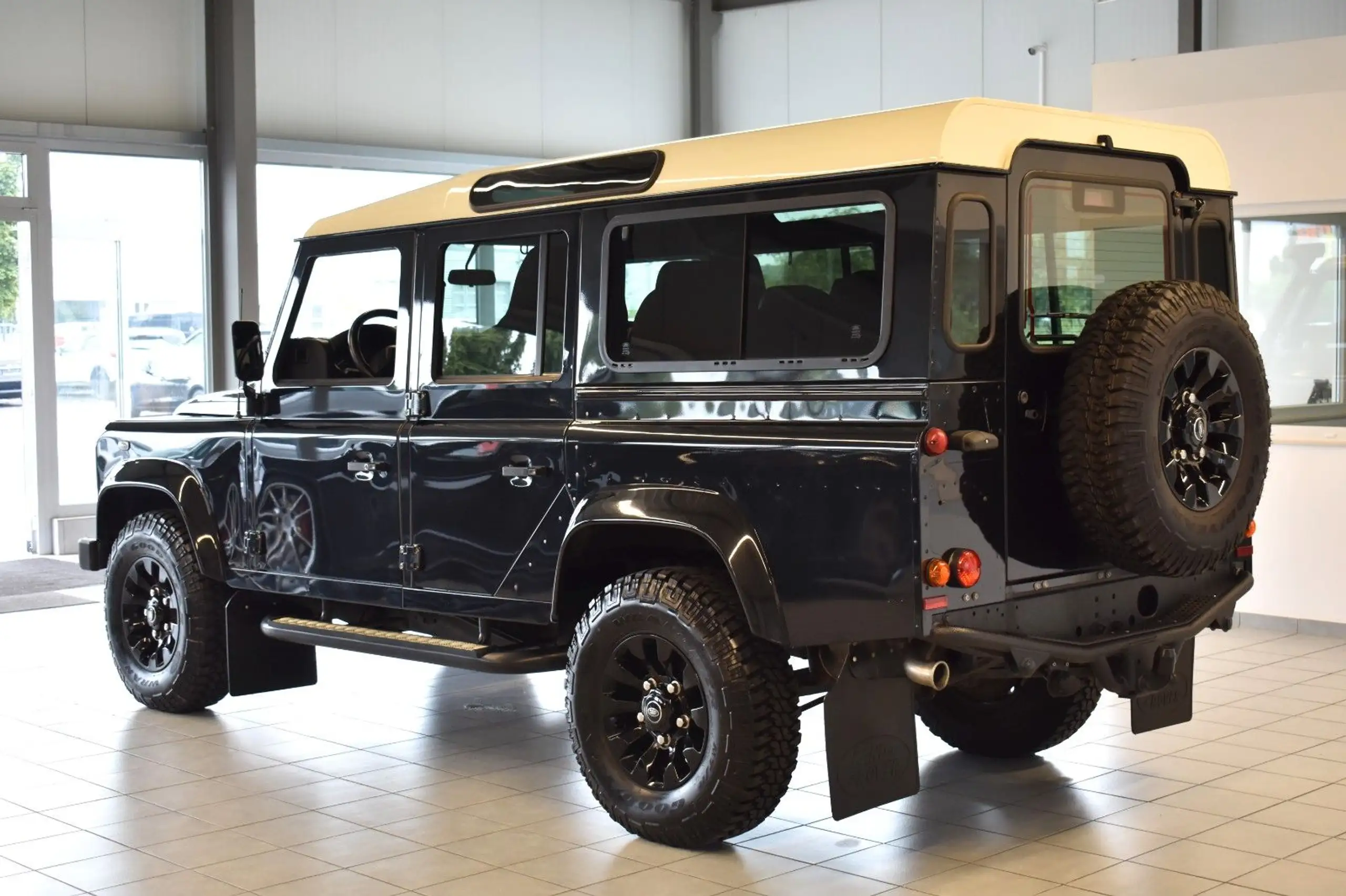 Land Rover - Defender