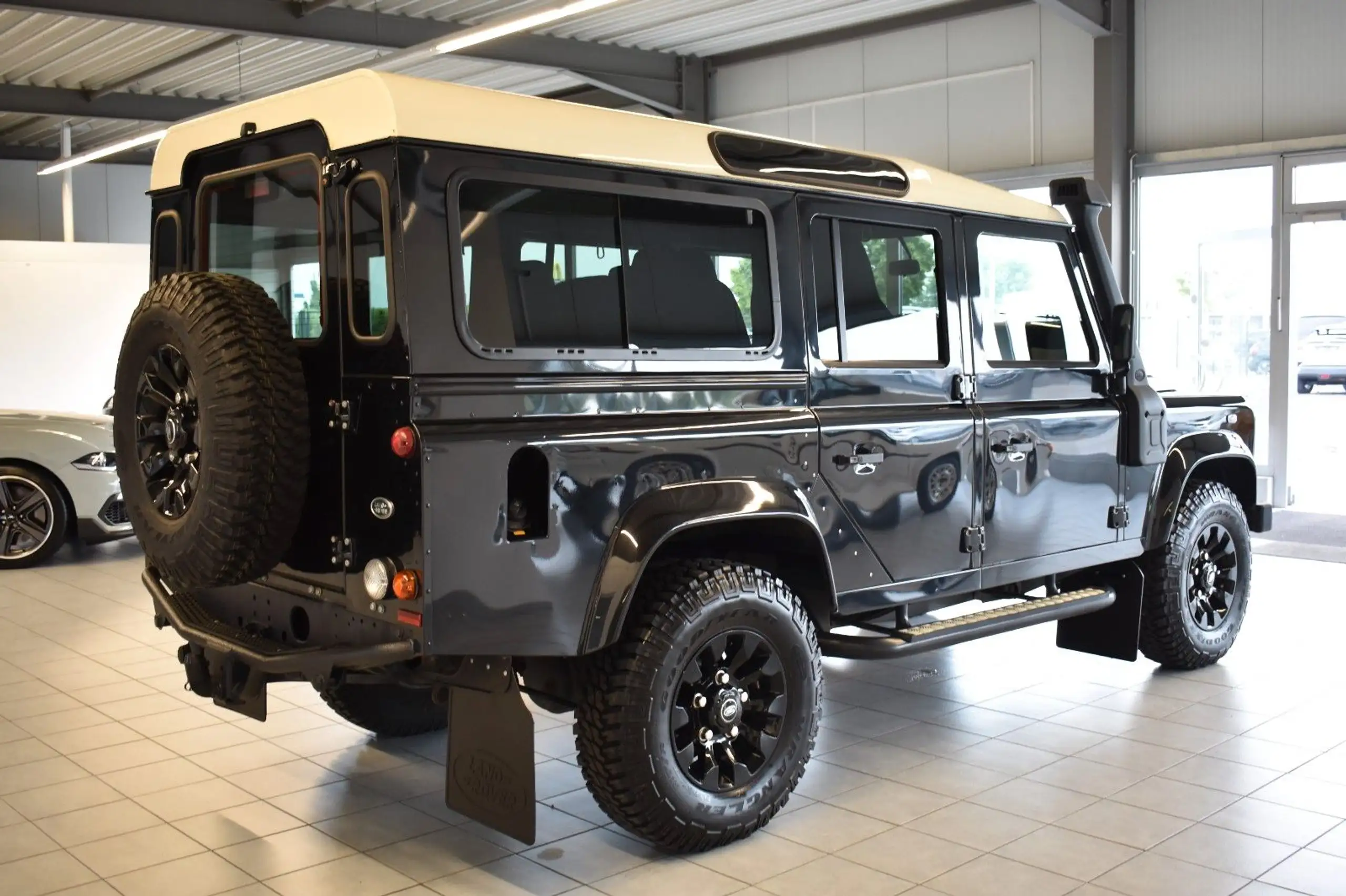 Land Rover - Defender