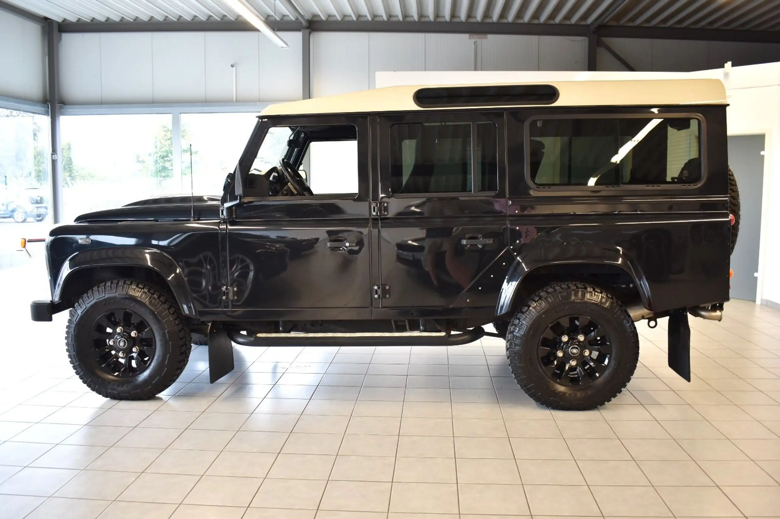 Land Rover - Defender