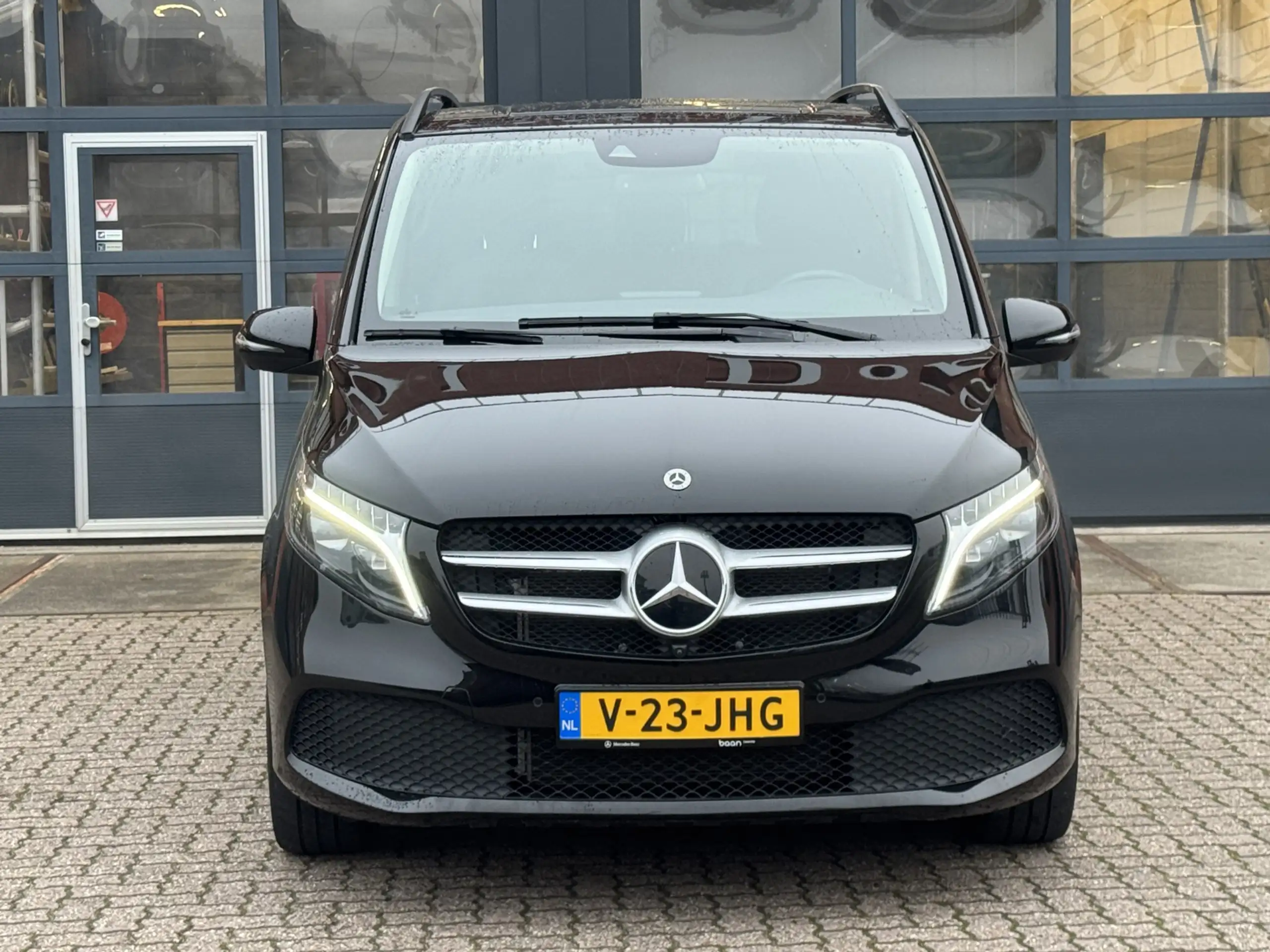 Mercedes-Benz - V 220