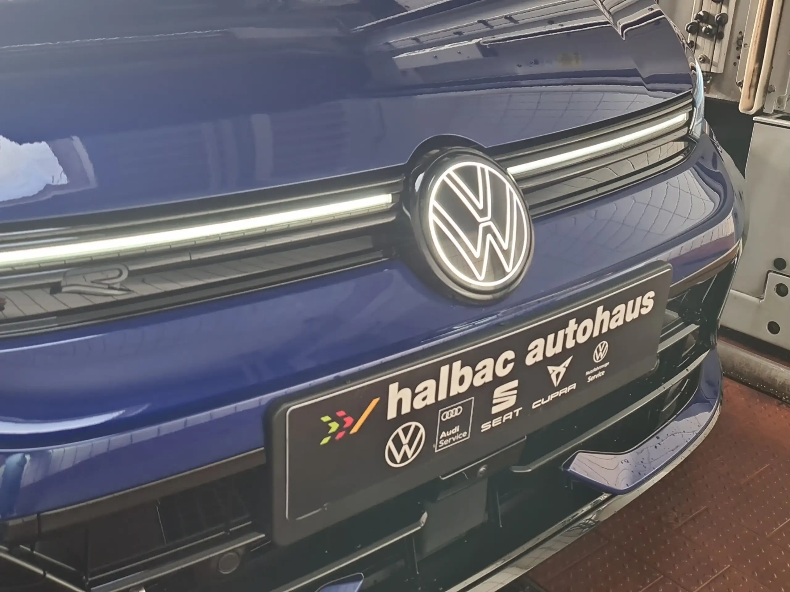 Volkswagen - Golf R