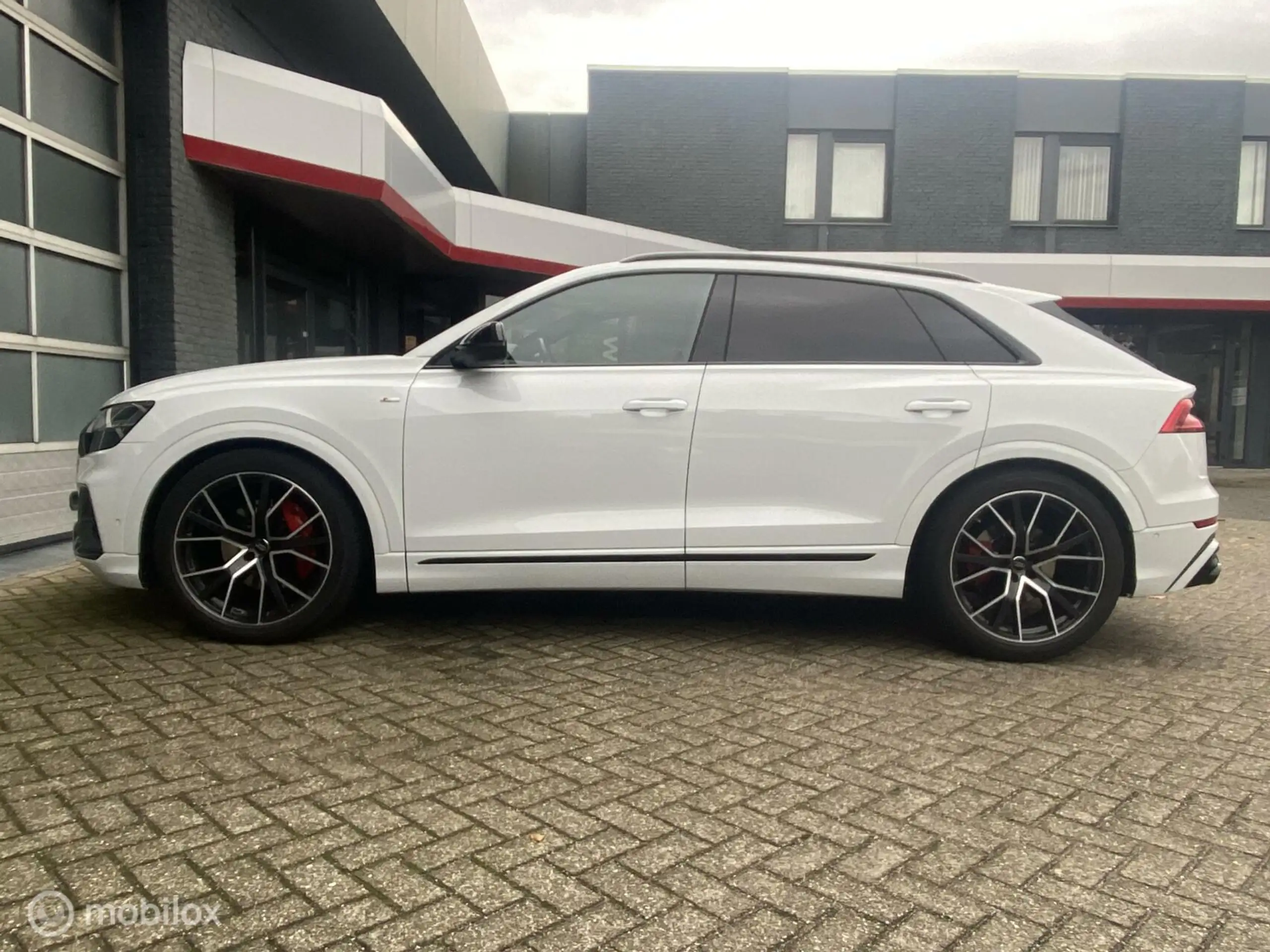 Audi - Q8