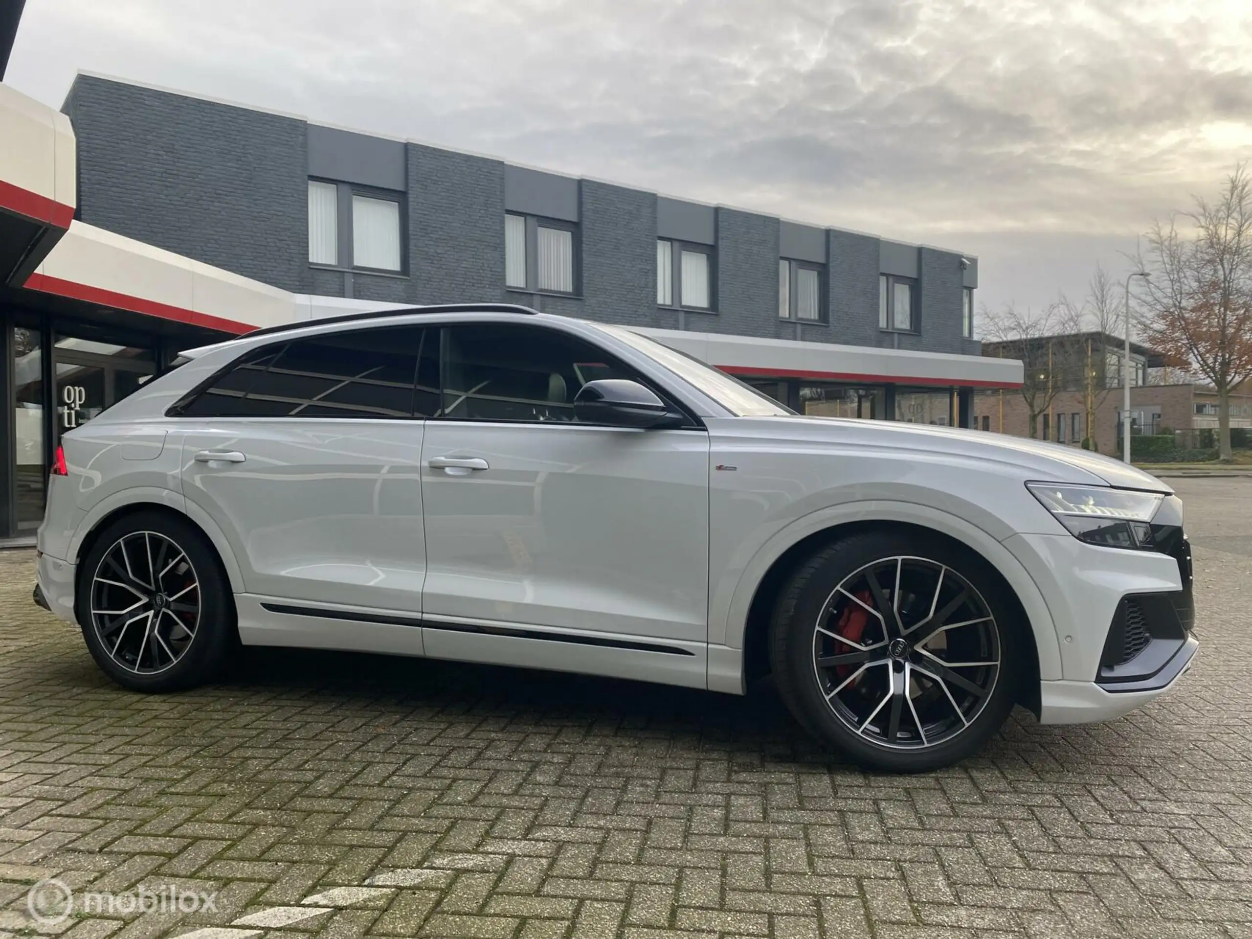 Audi - Q8