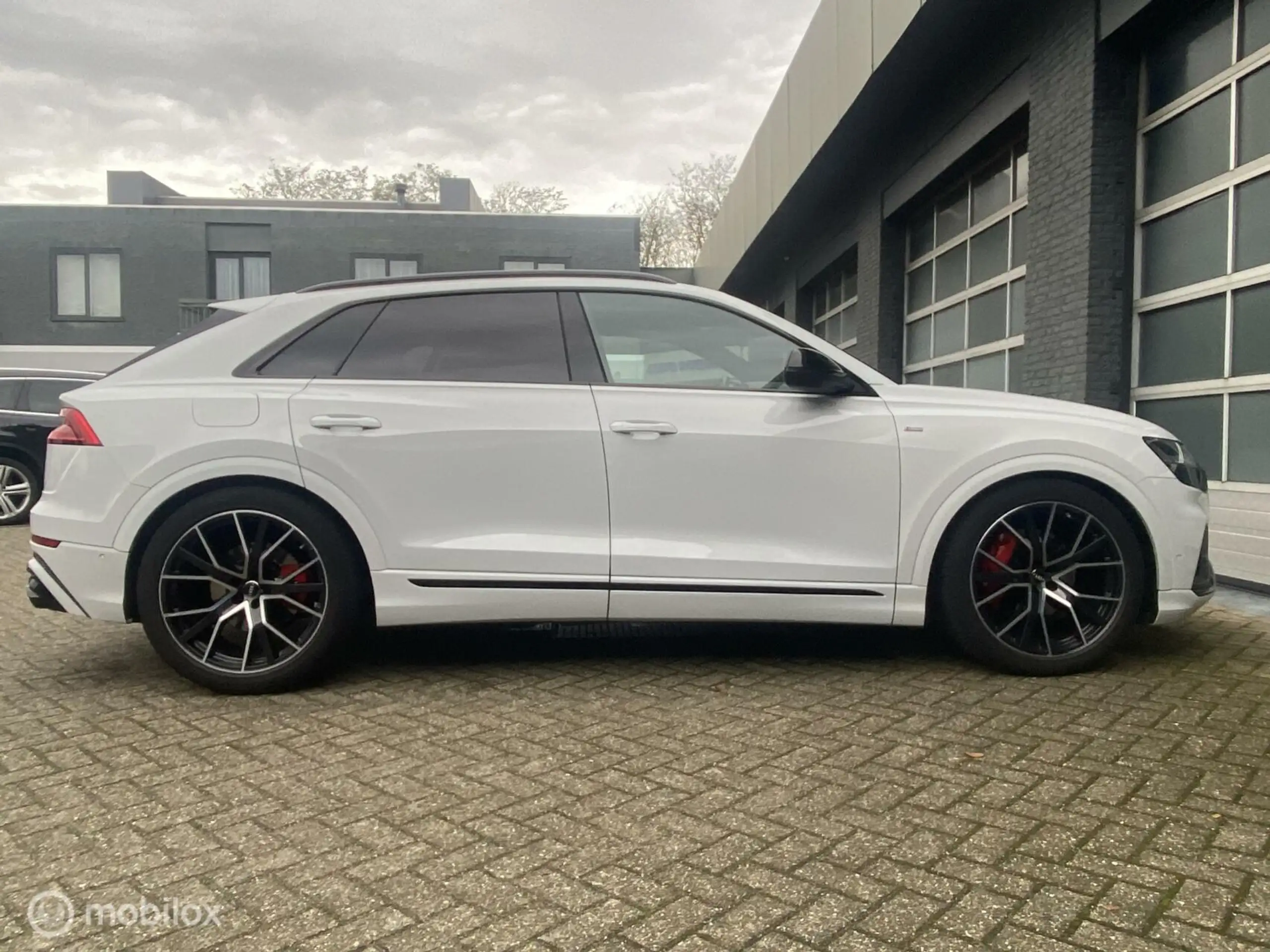 Audi - Q8