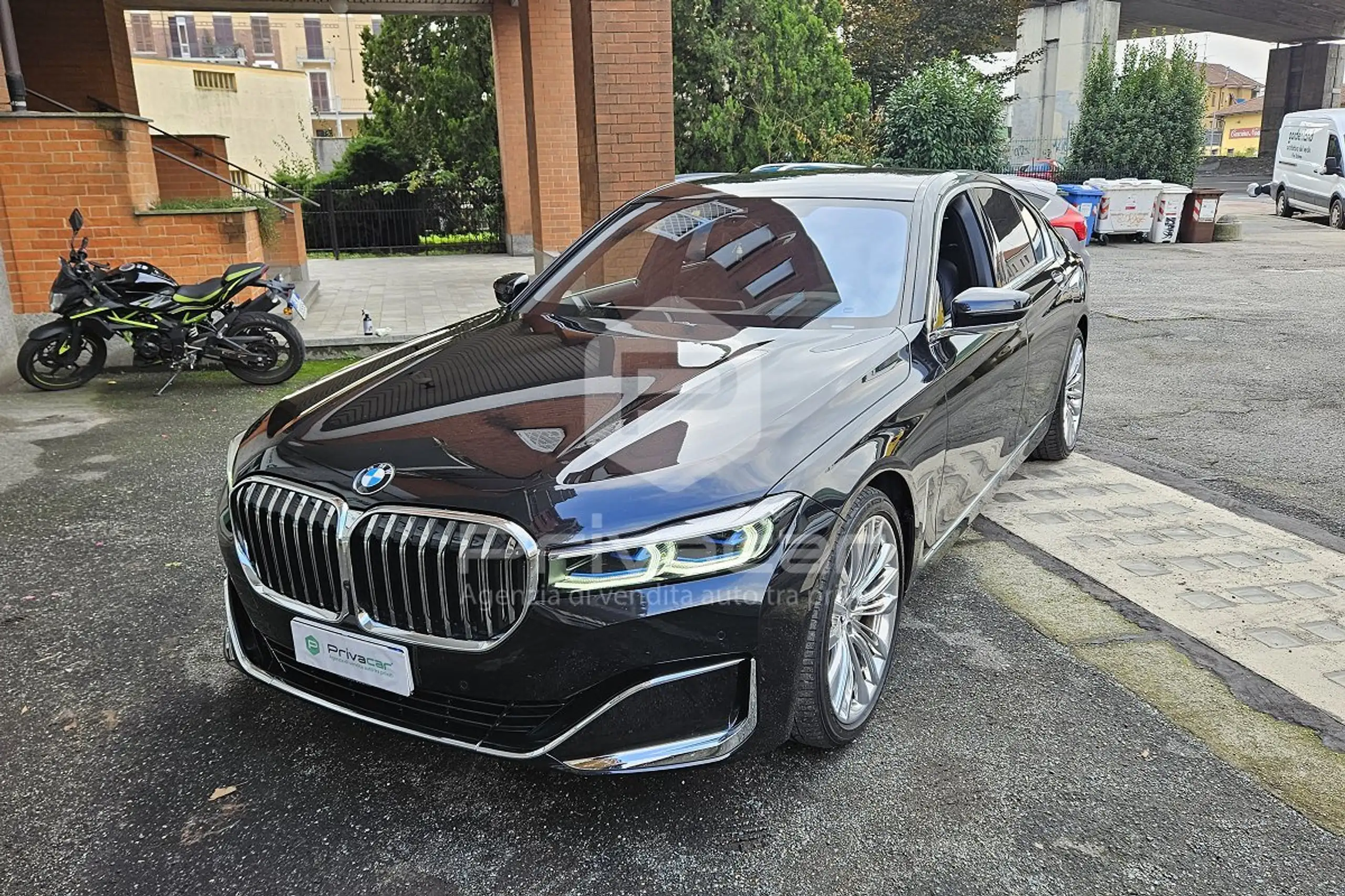 BMW - 730