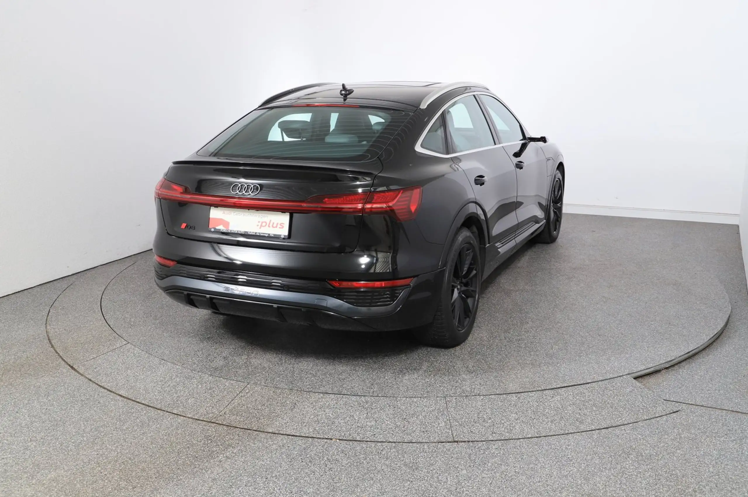 Audi - Q8