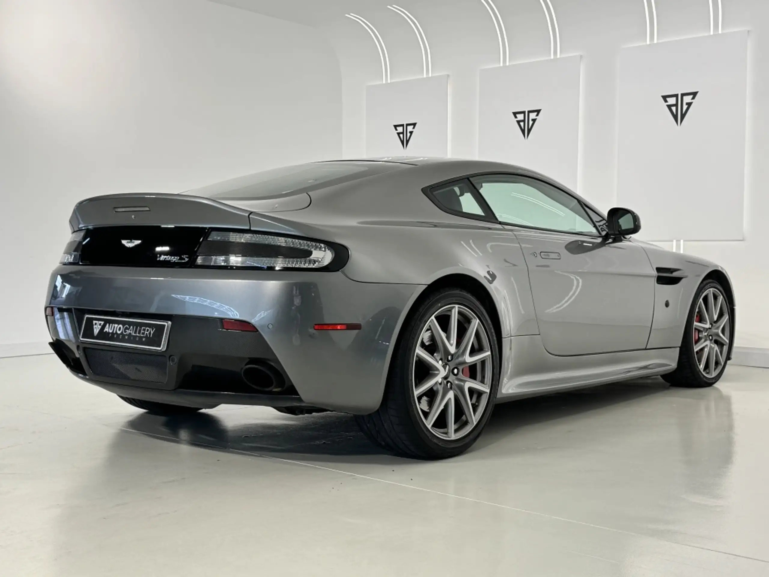 Aston Martin - Vantage