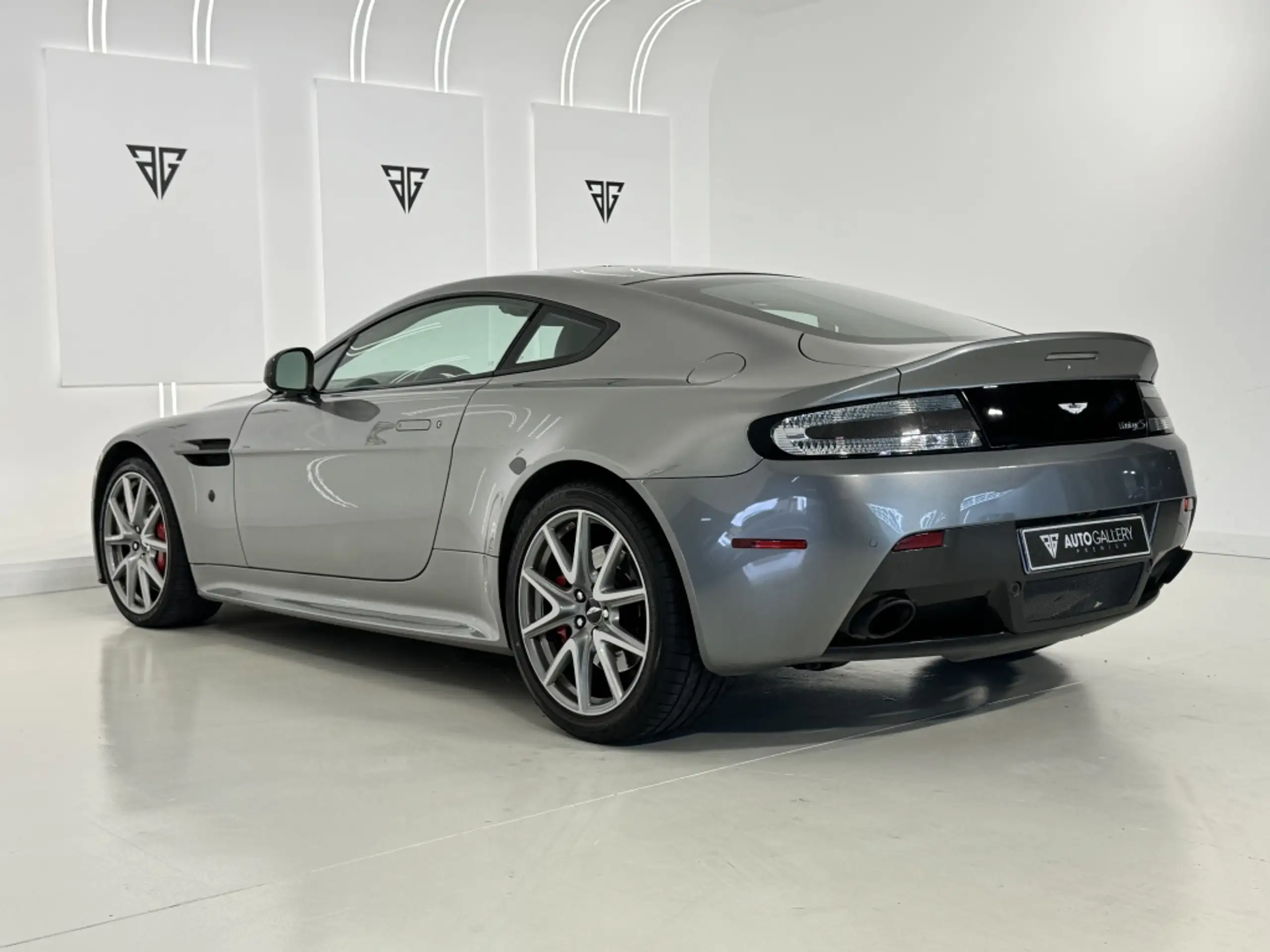 Aston Martin - Vantage