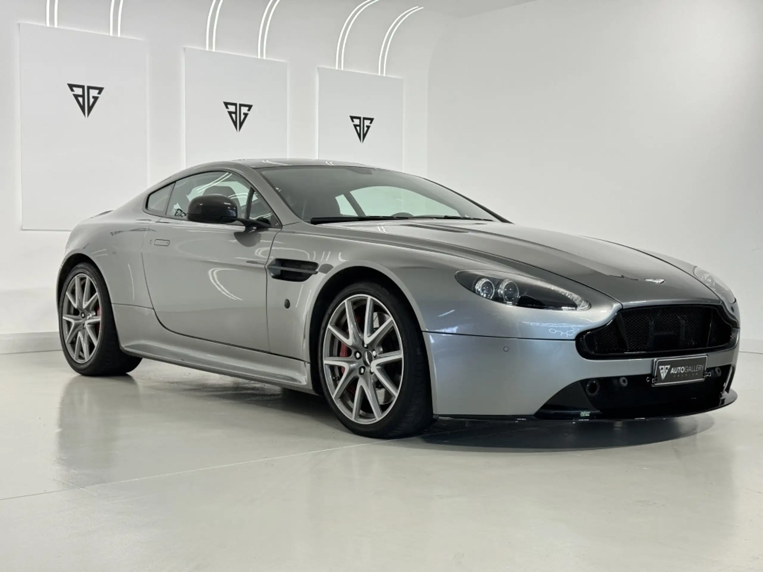 Aston Martin - Vantage