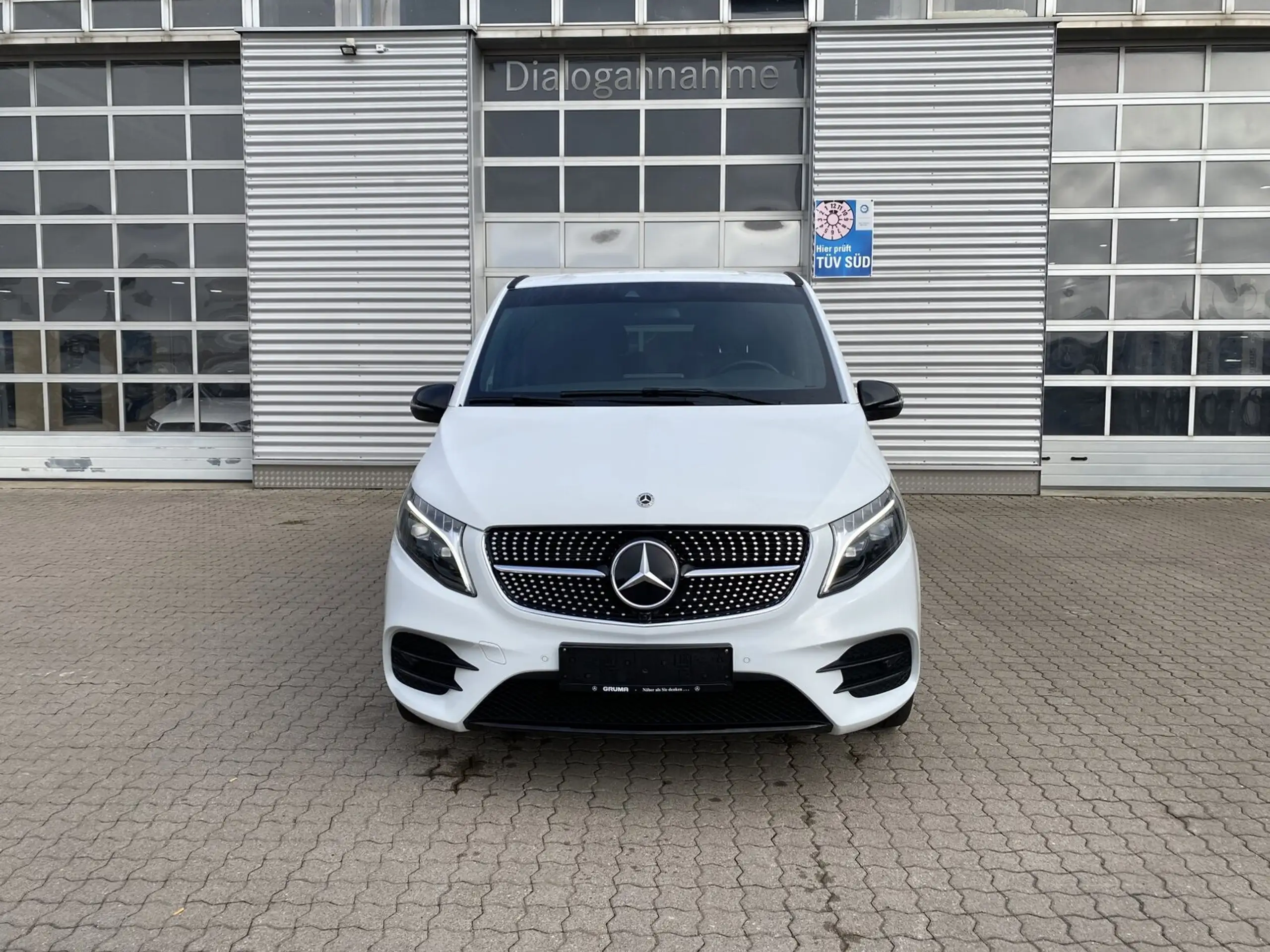 Mercedes-Benz - V 300