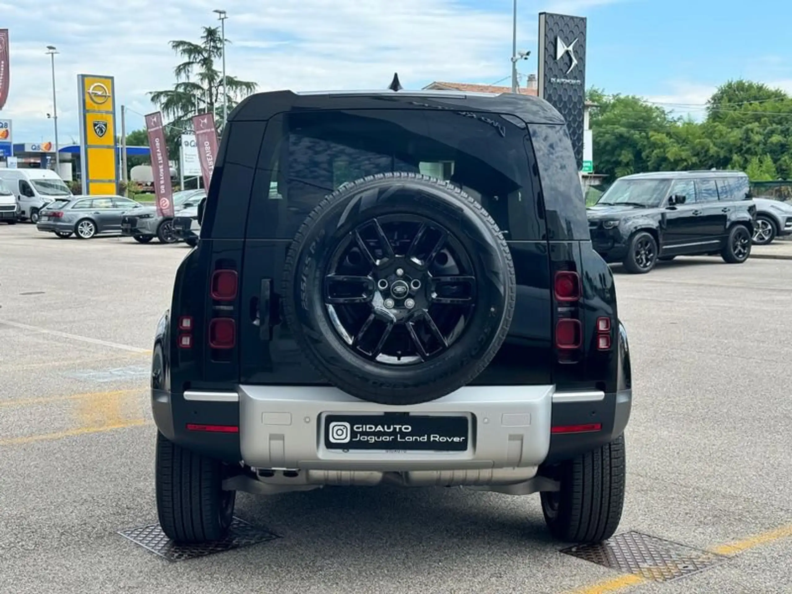 Land Rover - Defender