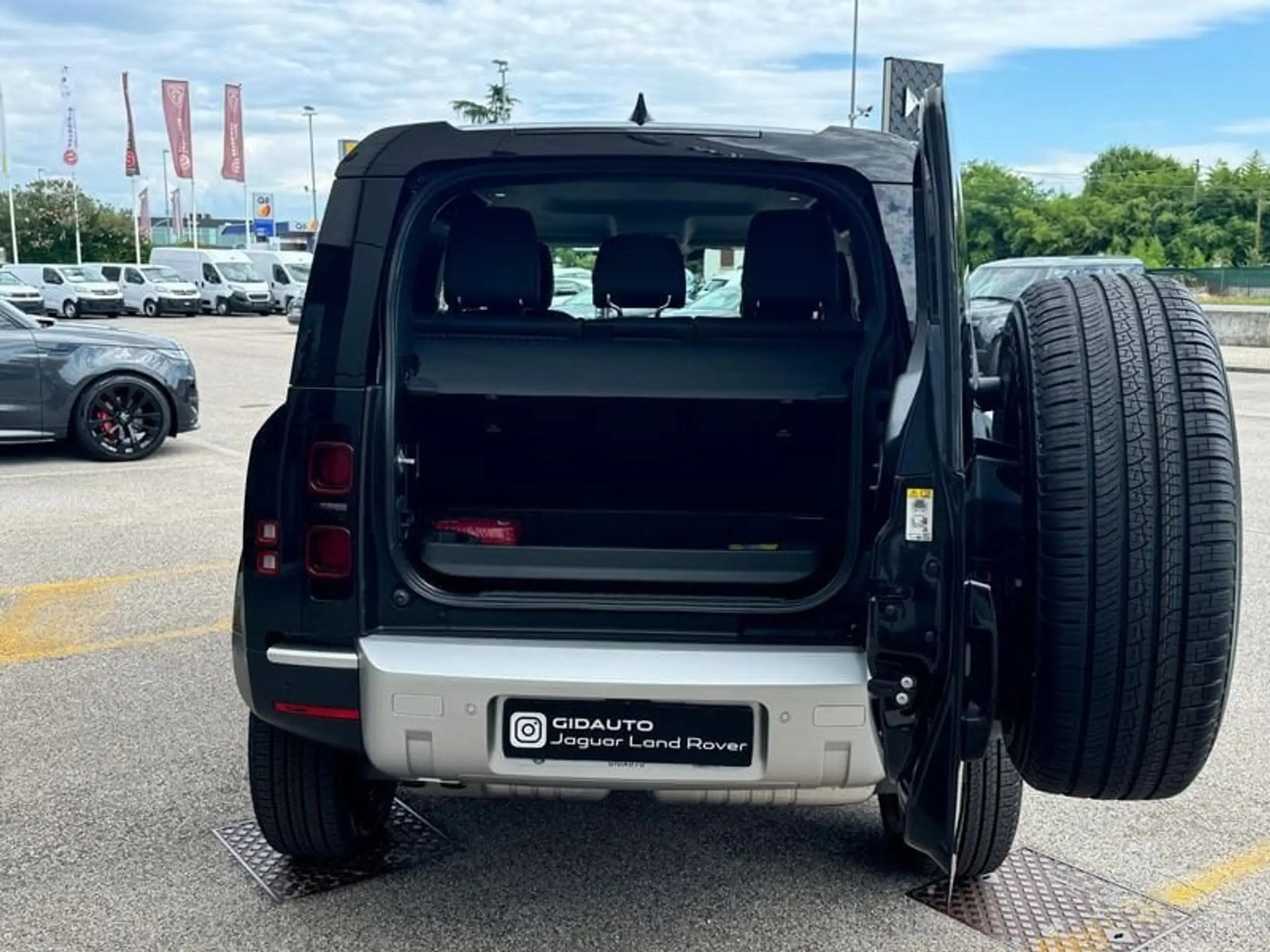 Land Rover - Defender