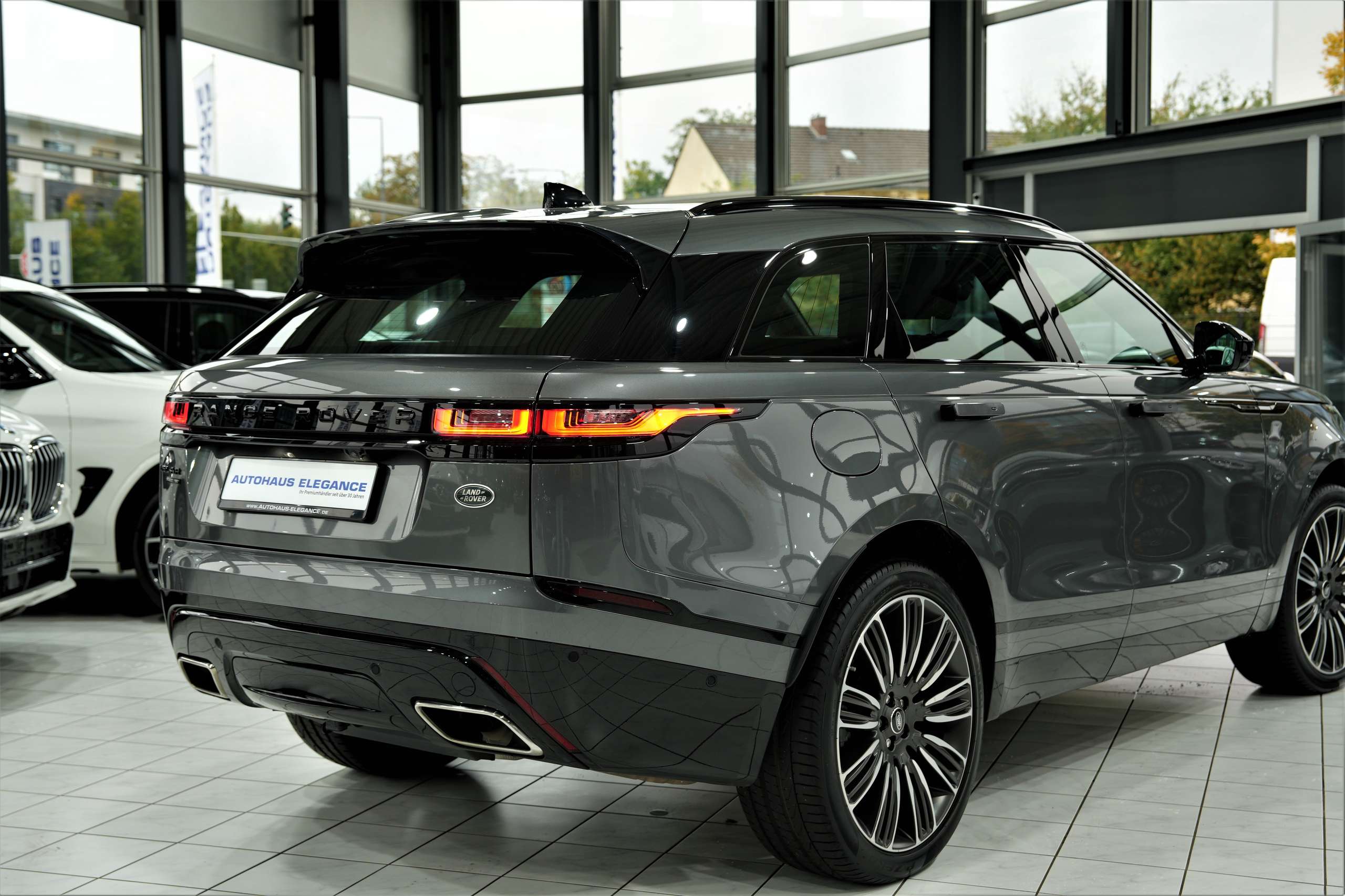 Land Rover - Range Rover Velar