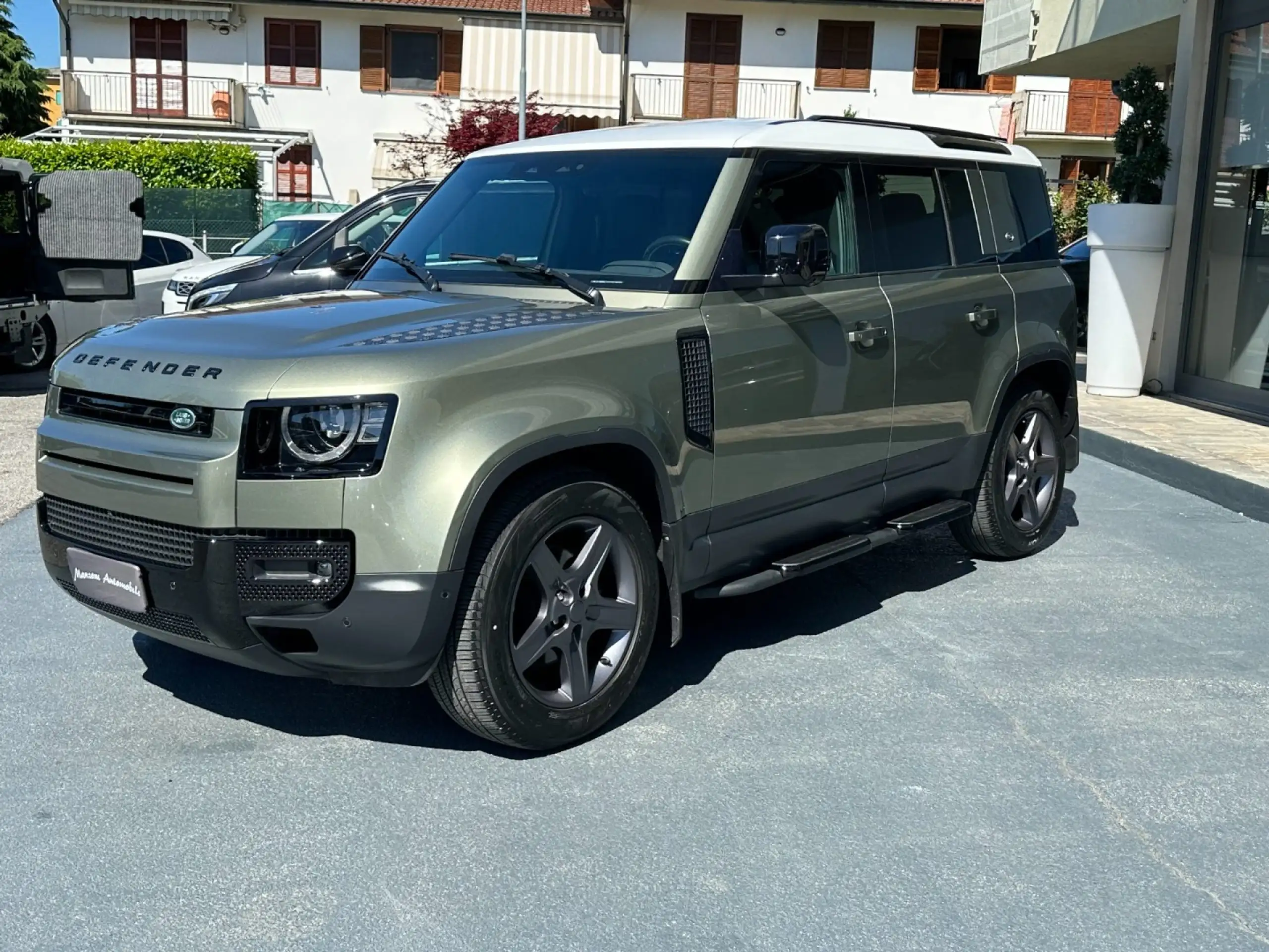 Land Rover - Defender