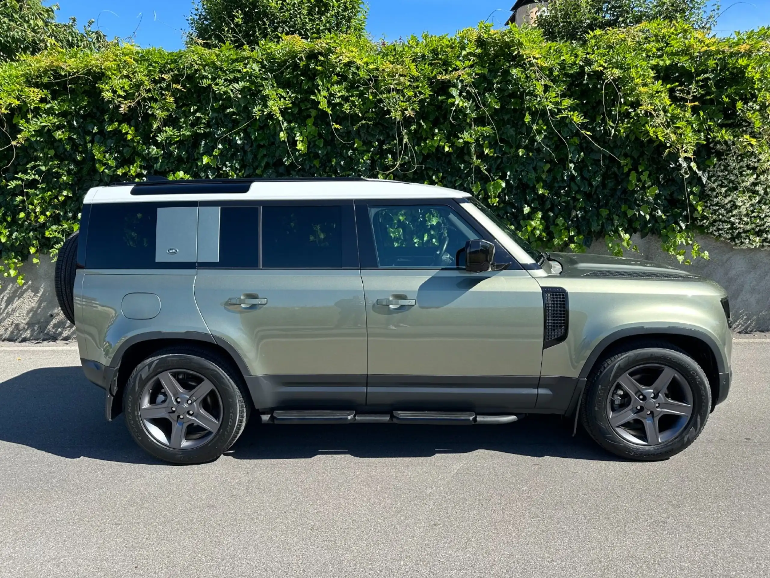 Land Rover - Defender