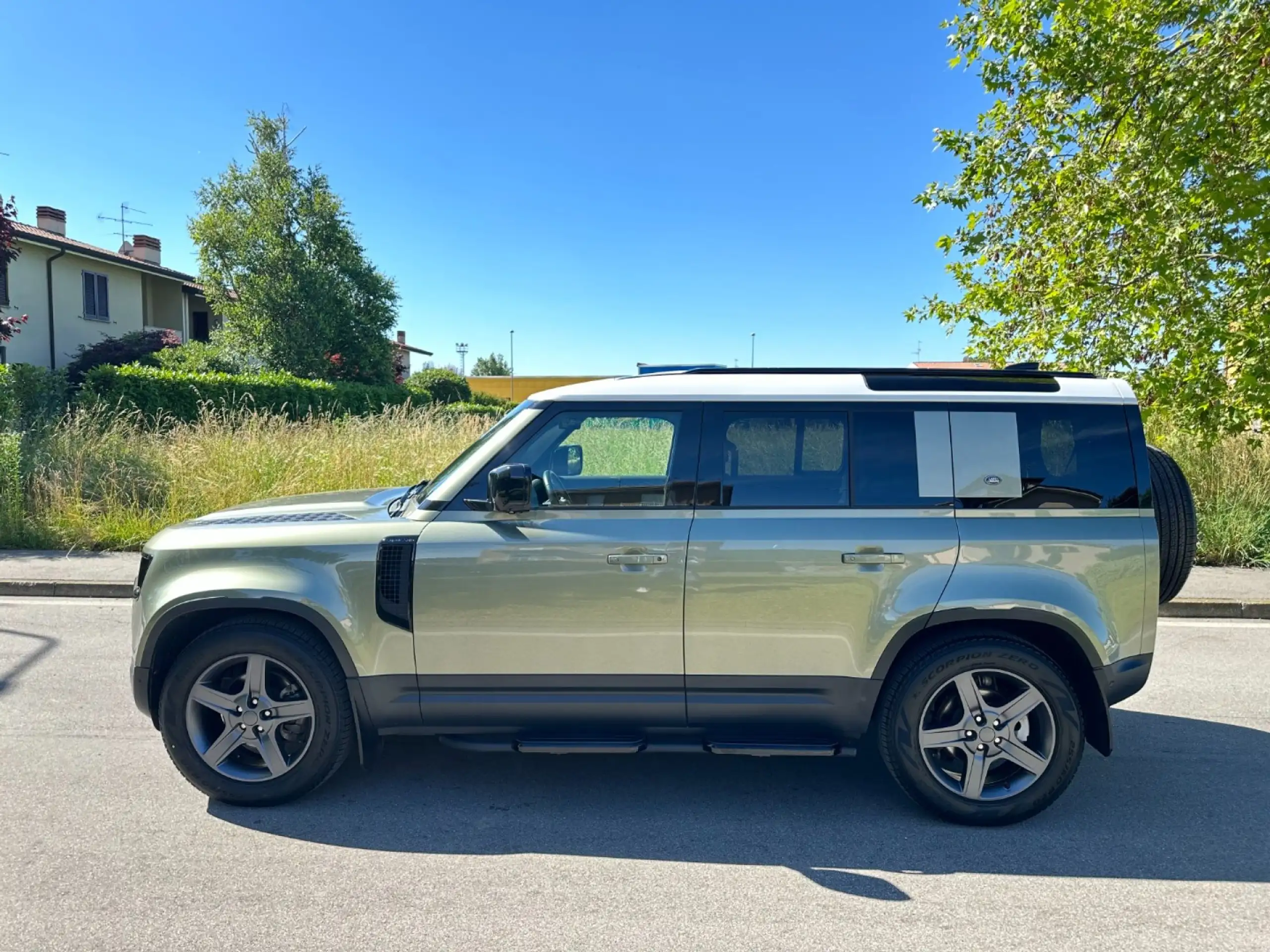 Land Rover - Defender