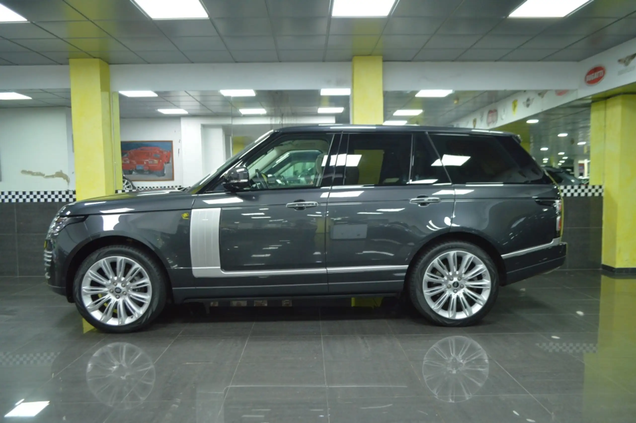 Land Rover - Range Rover