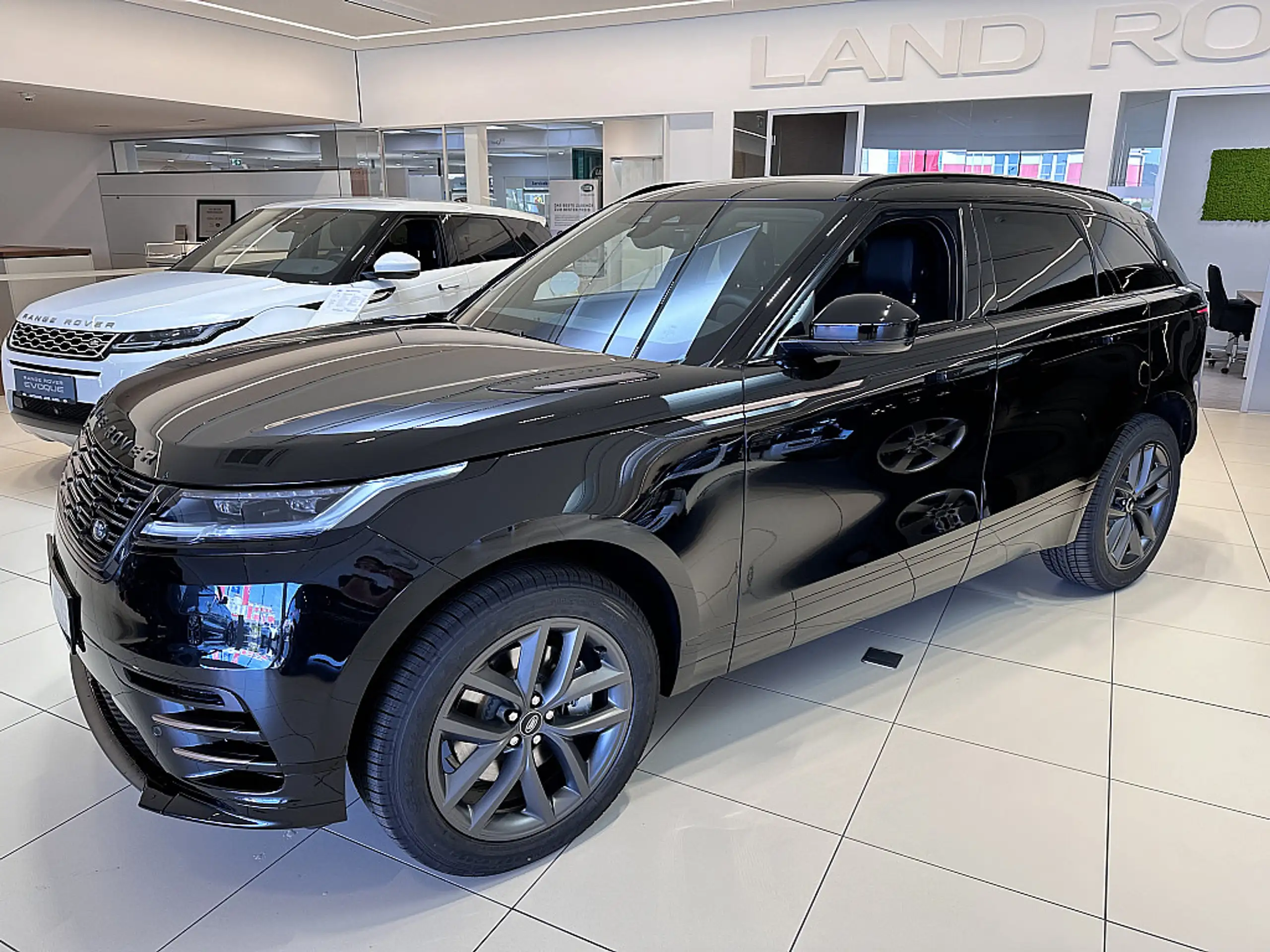 Land Rover - Range Rover Velar