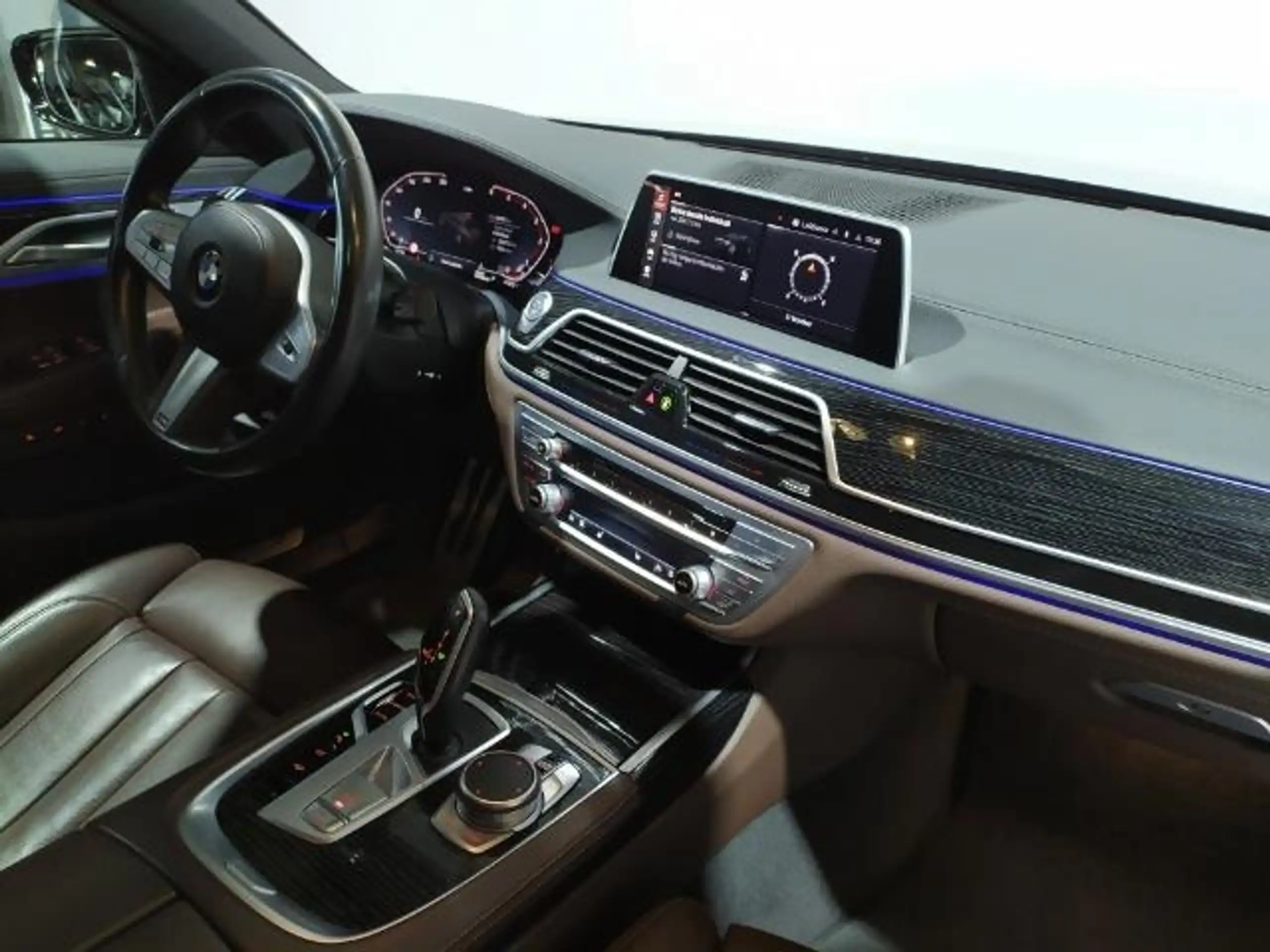 BMW - 730