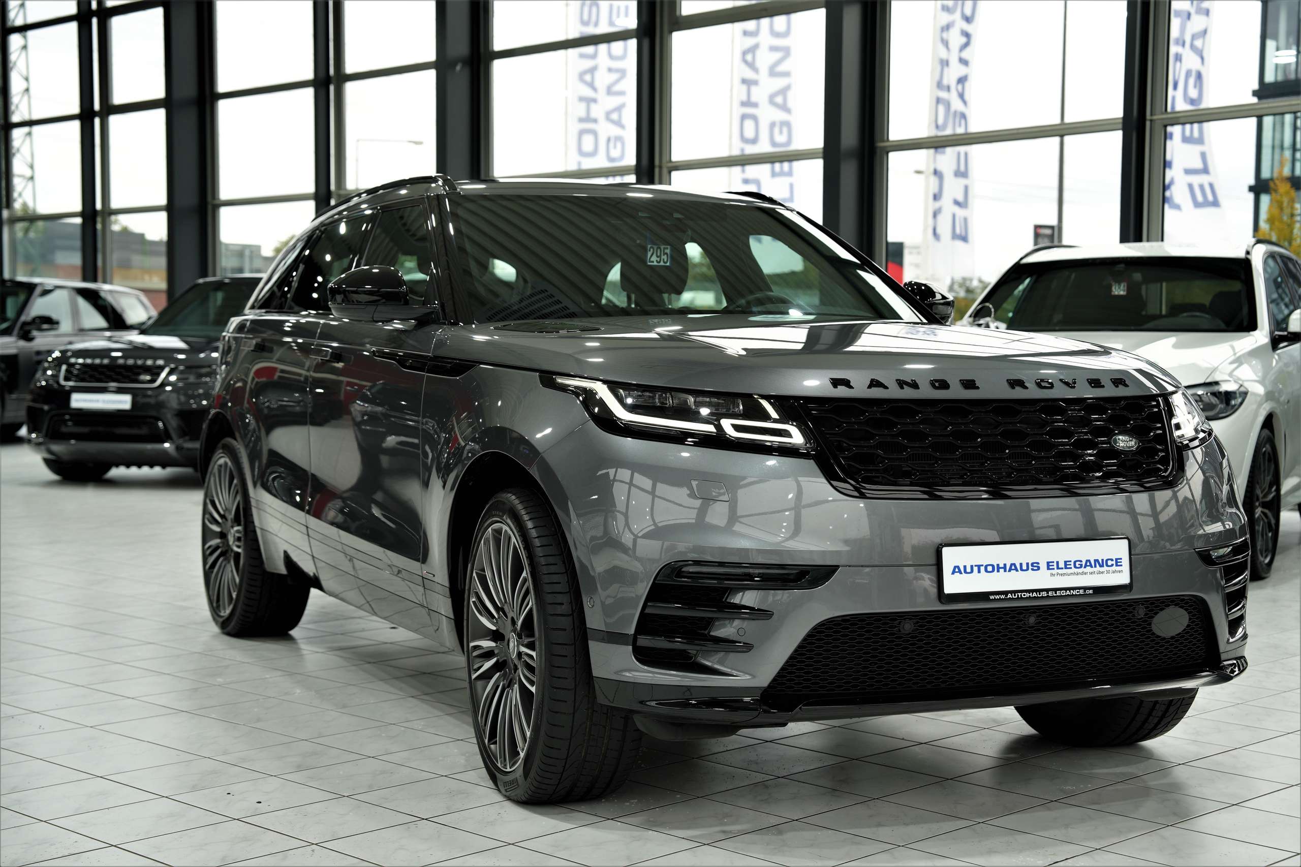 Land Rover - Range Rover Velar