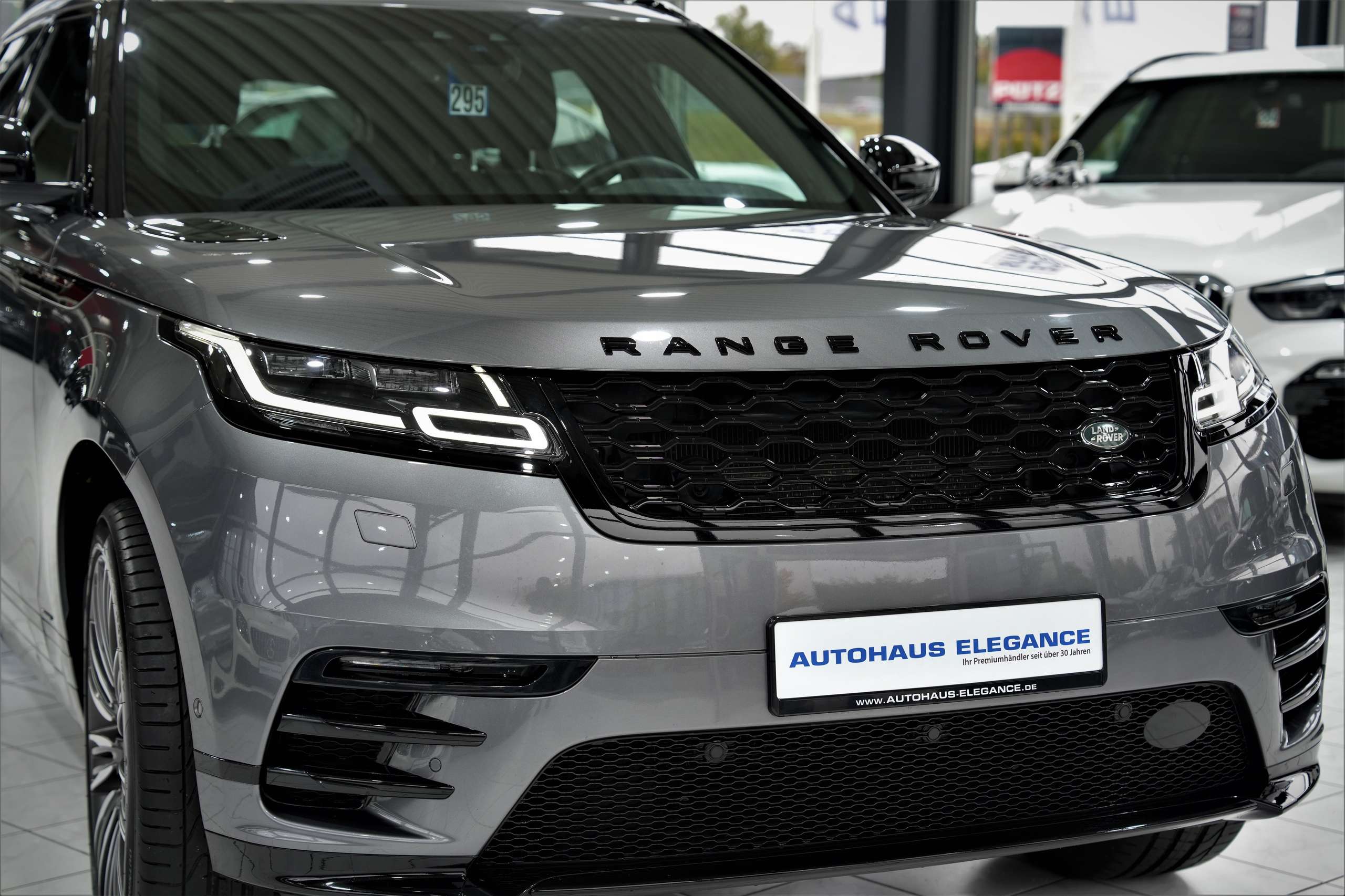 Land Rover - Range Rover Velar