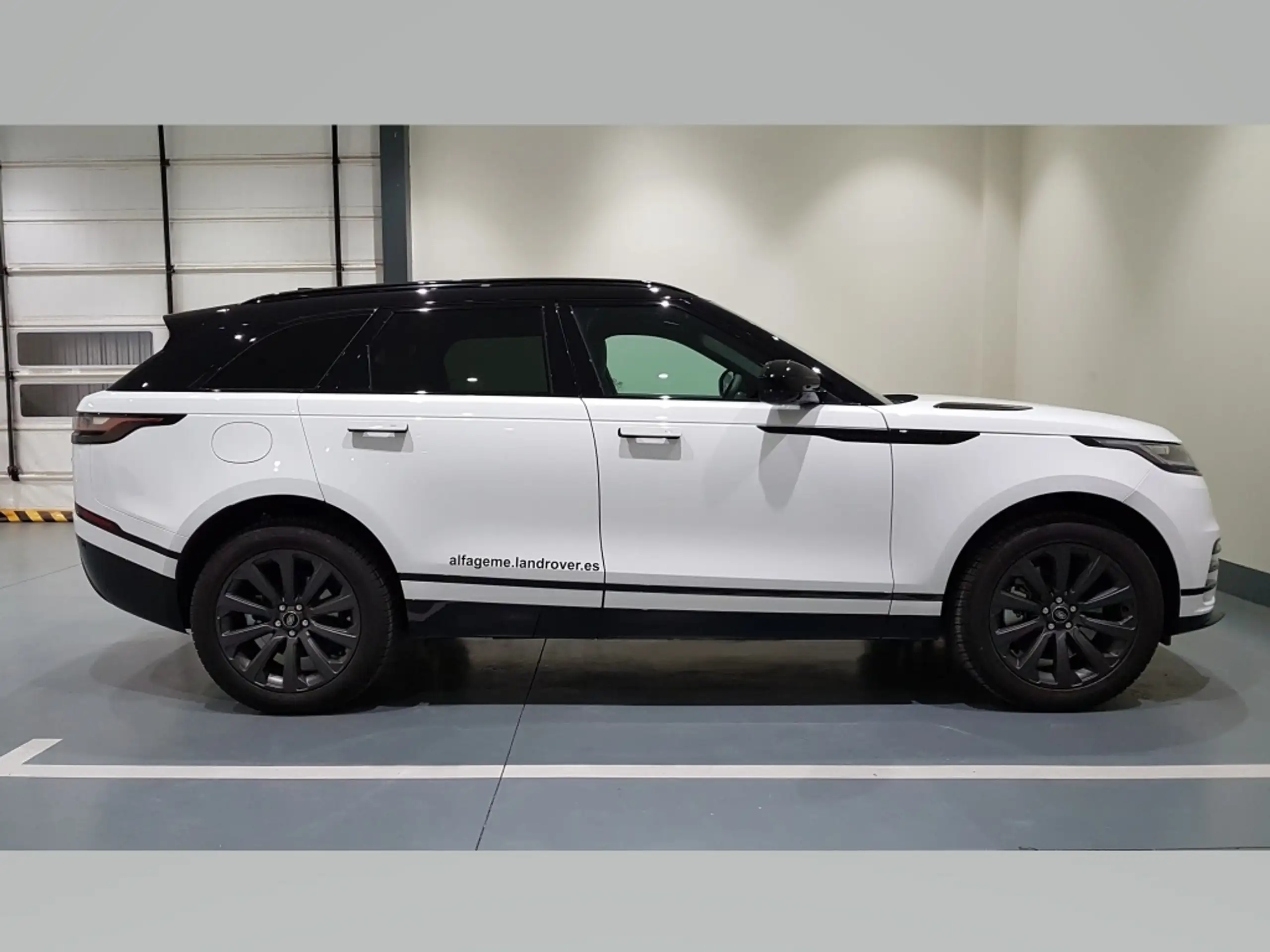 Land Rover - Range Rover Velar