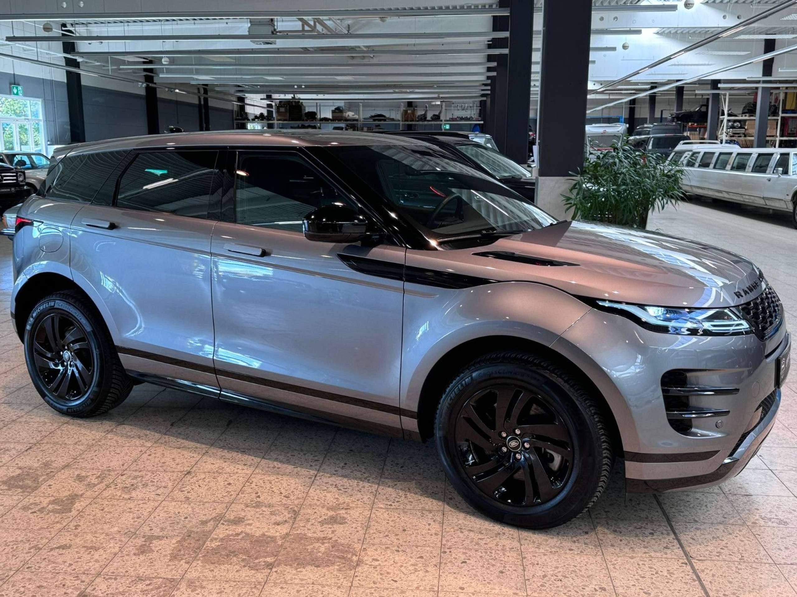 Land Rover - Range Rover Evoque