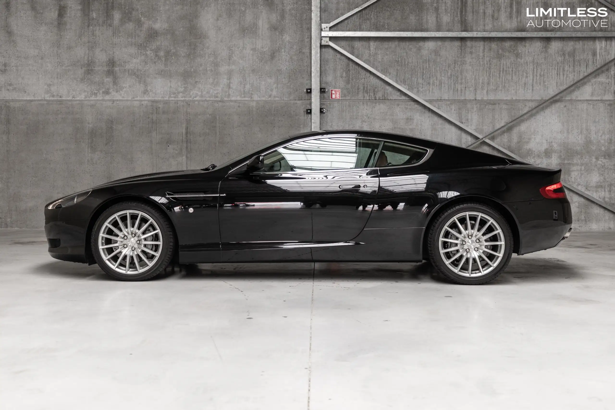 Aston Martin - DB9