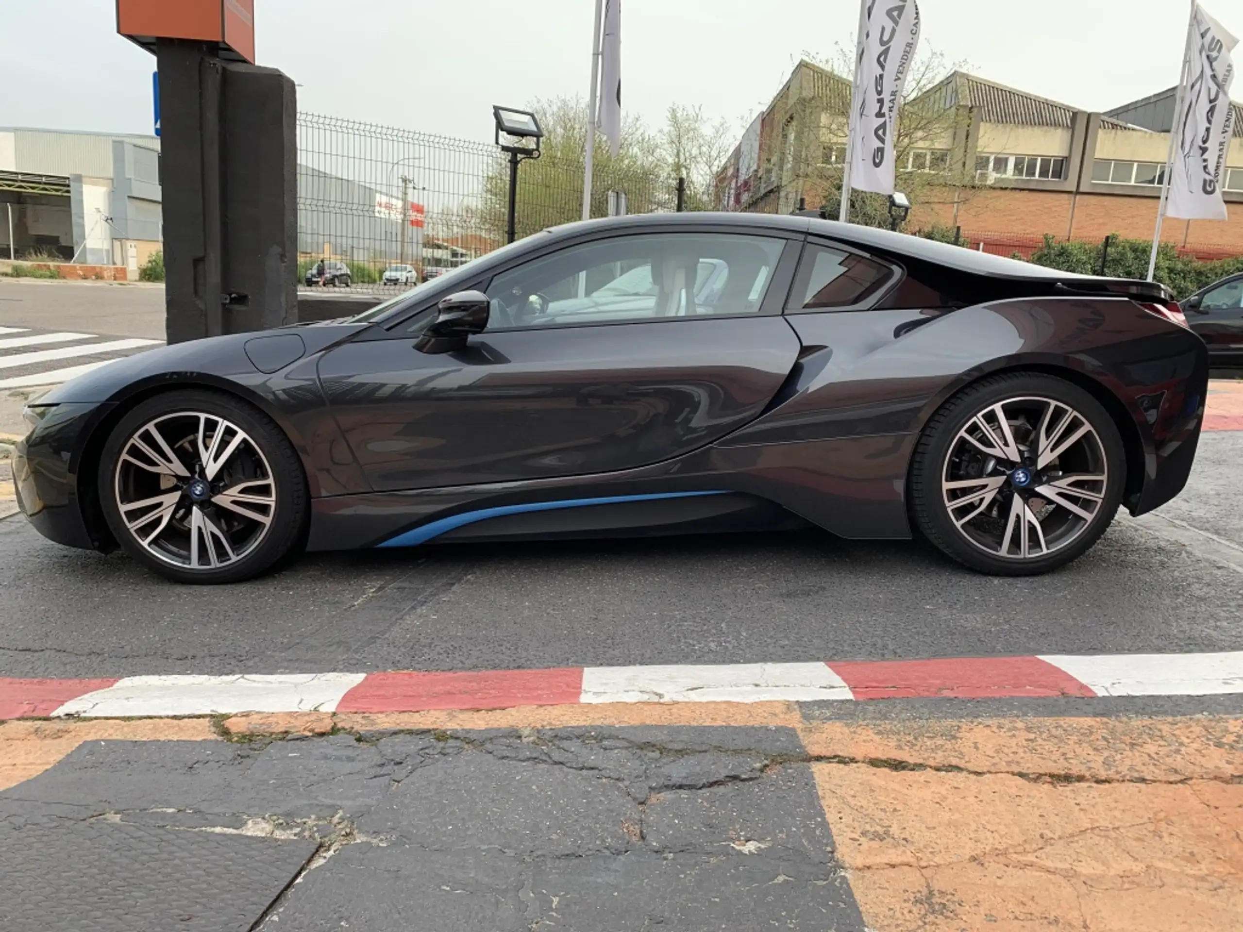 BMW - i8