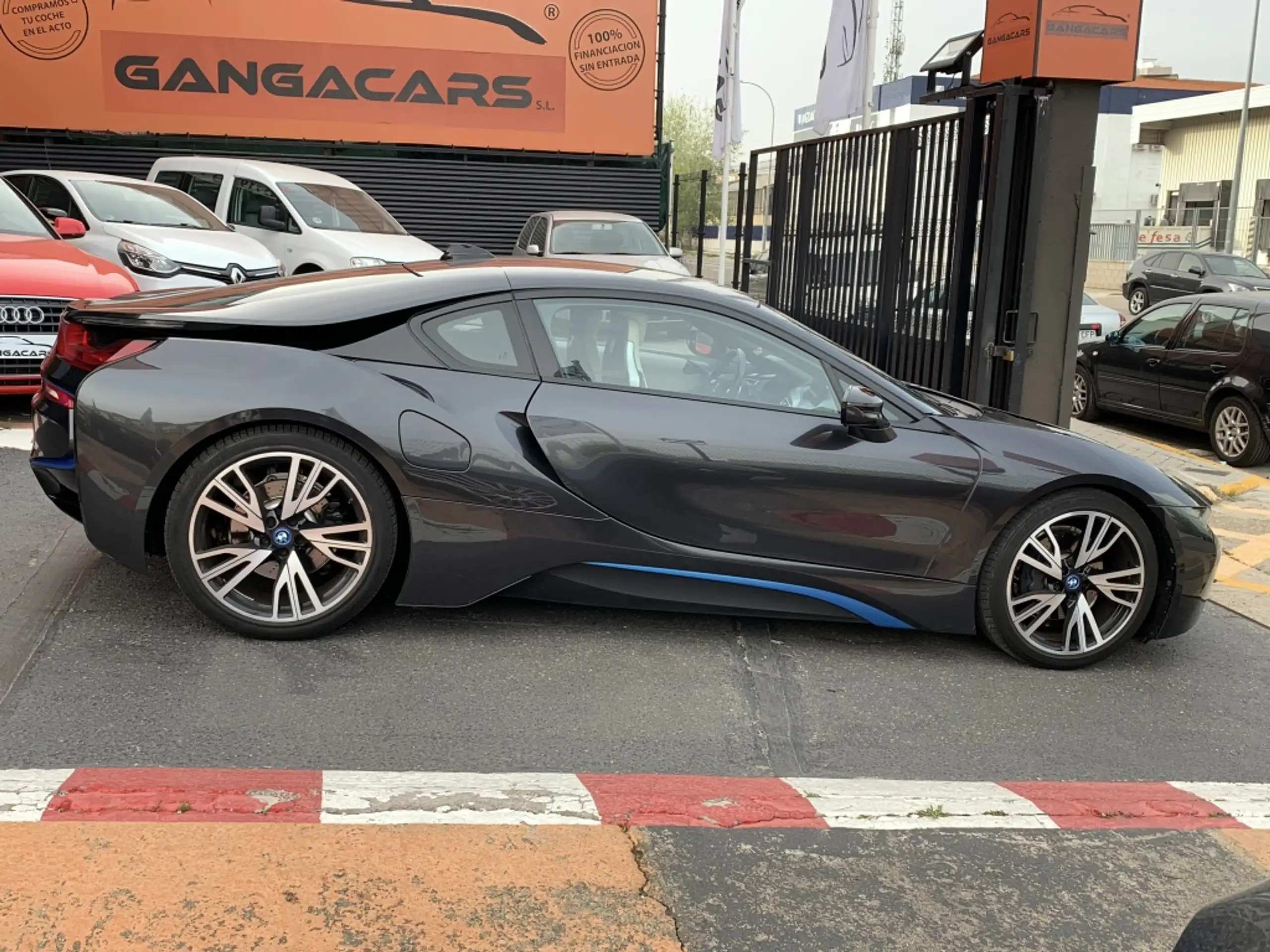 BMW - i8