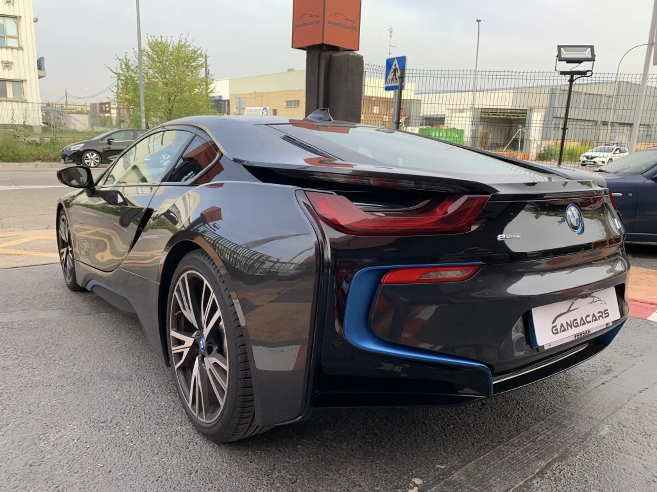 BMW - i8