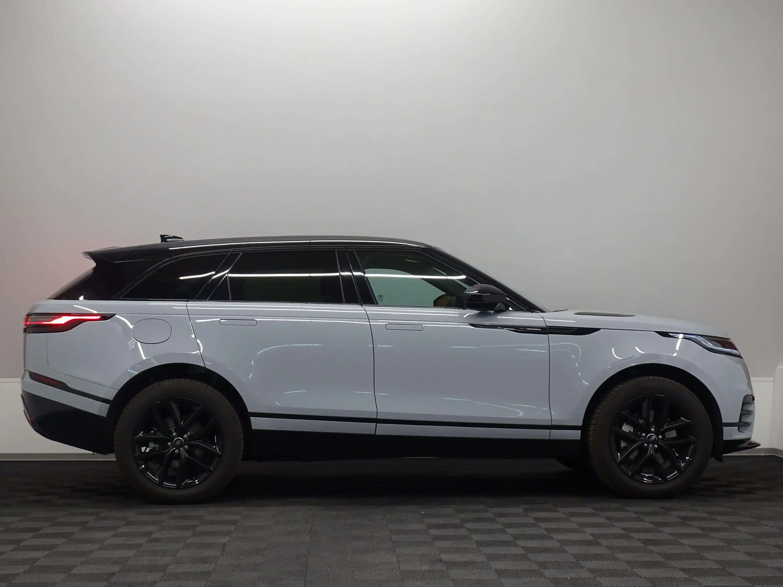 Land Rover - Range Rover Velar