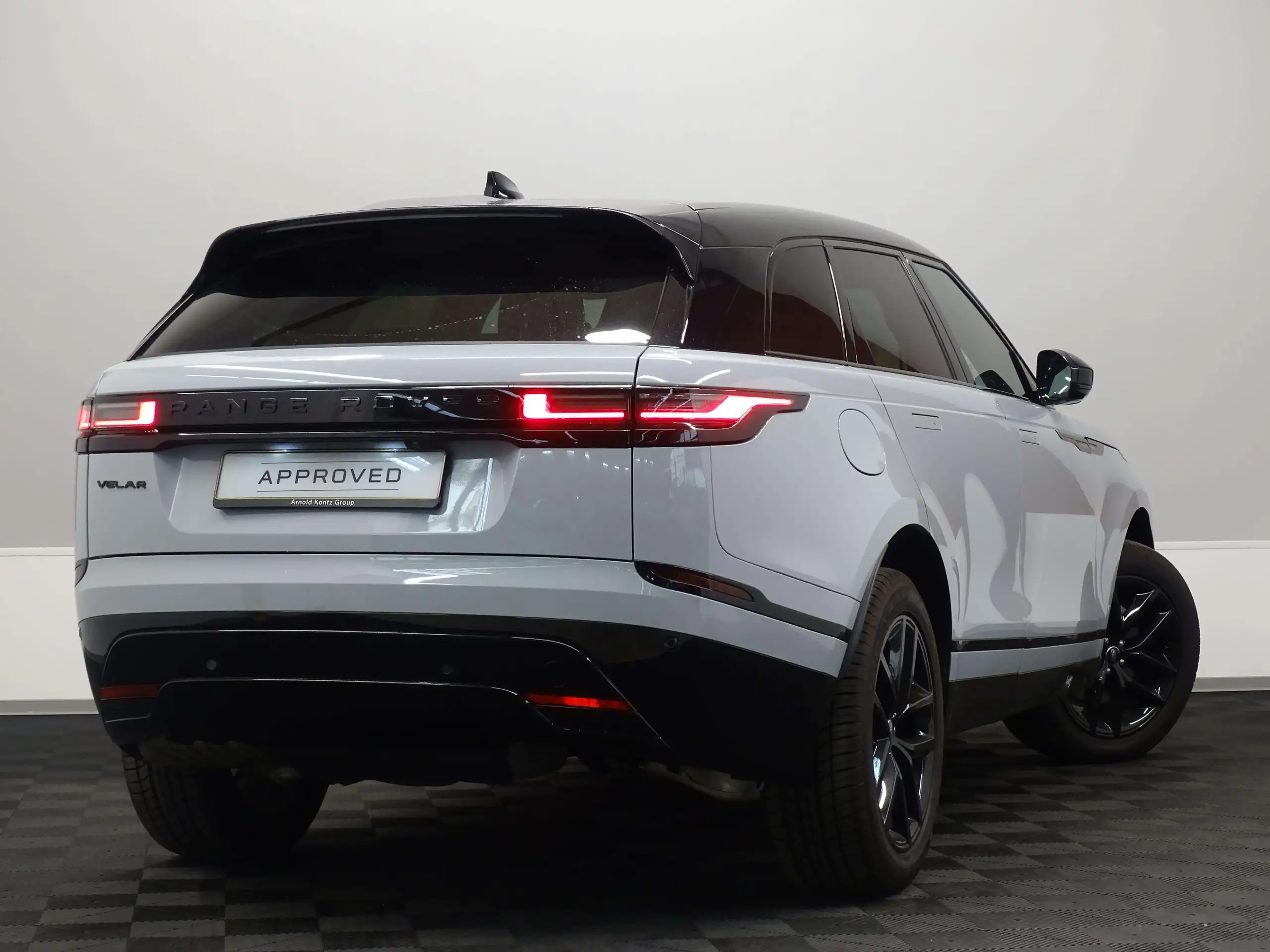 Land Rover - Range Rover Velar