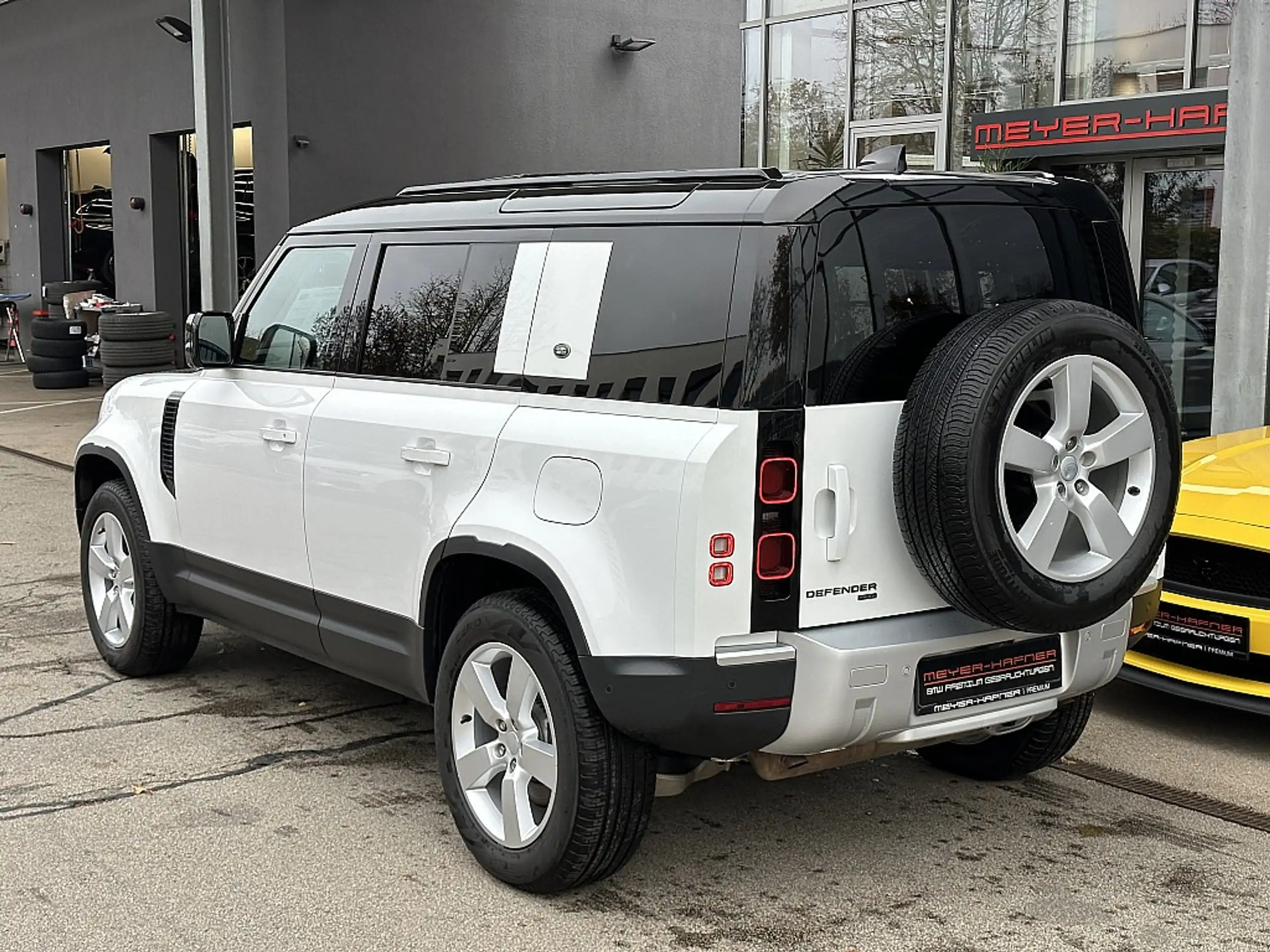 Land Rover - Defender