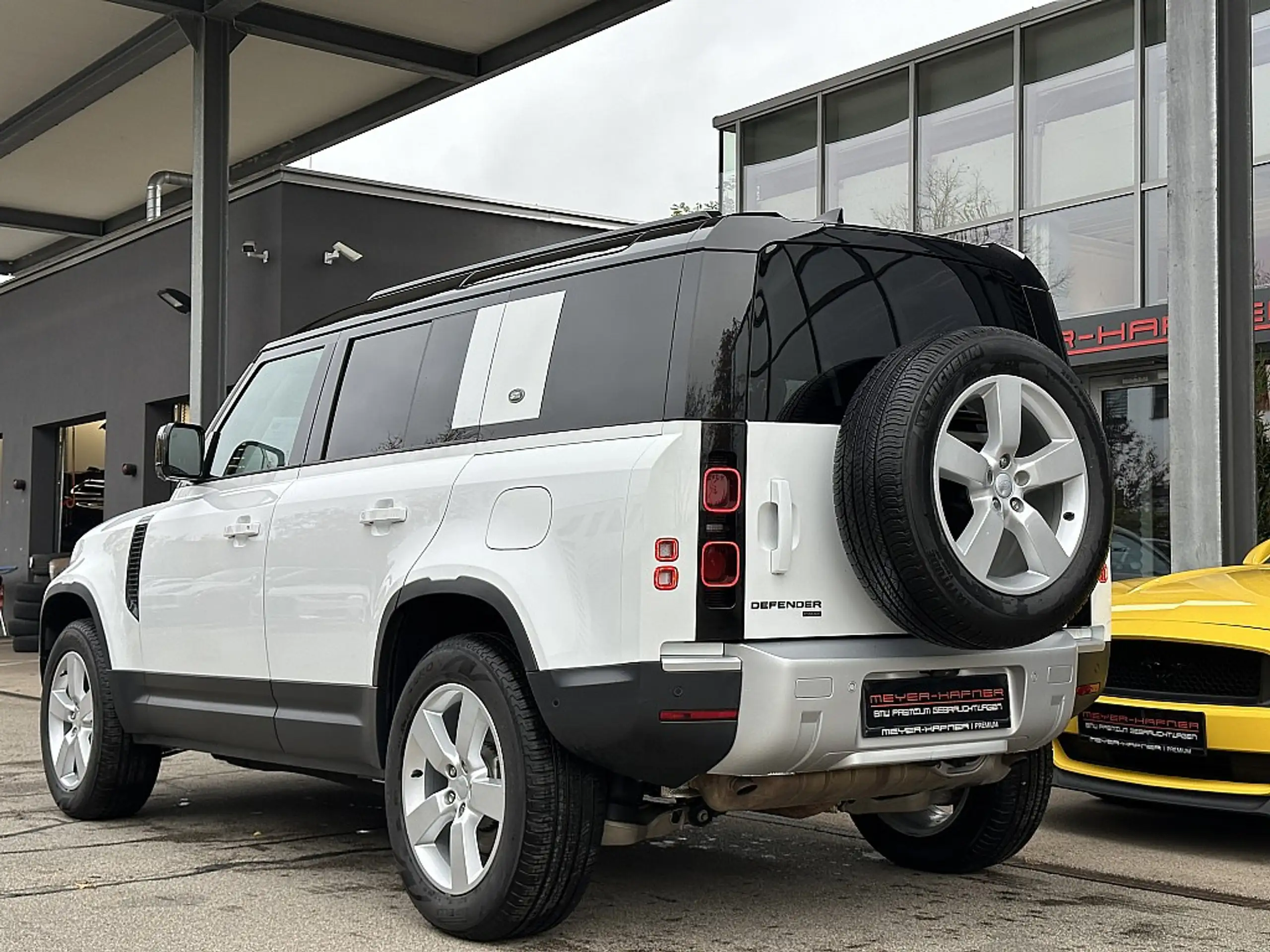 Land Rover - Defender