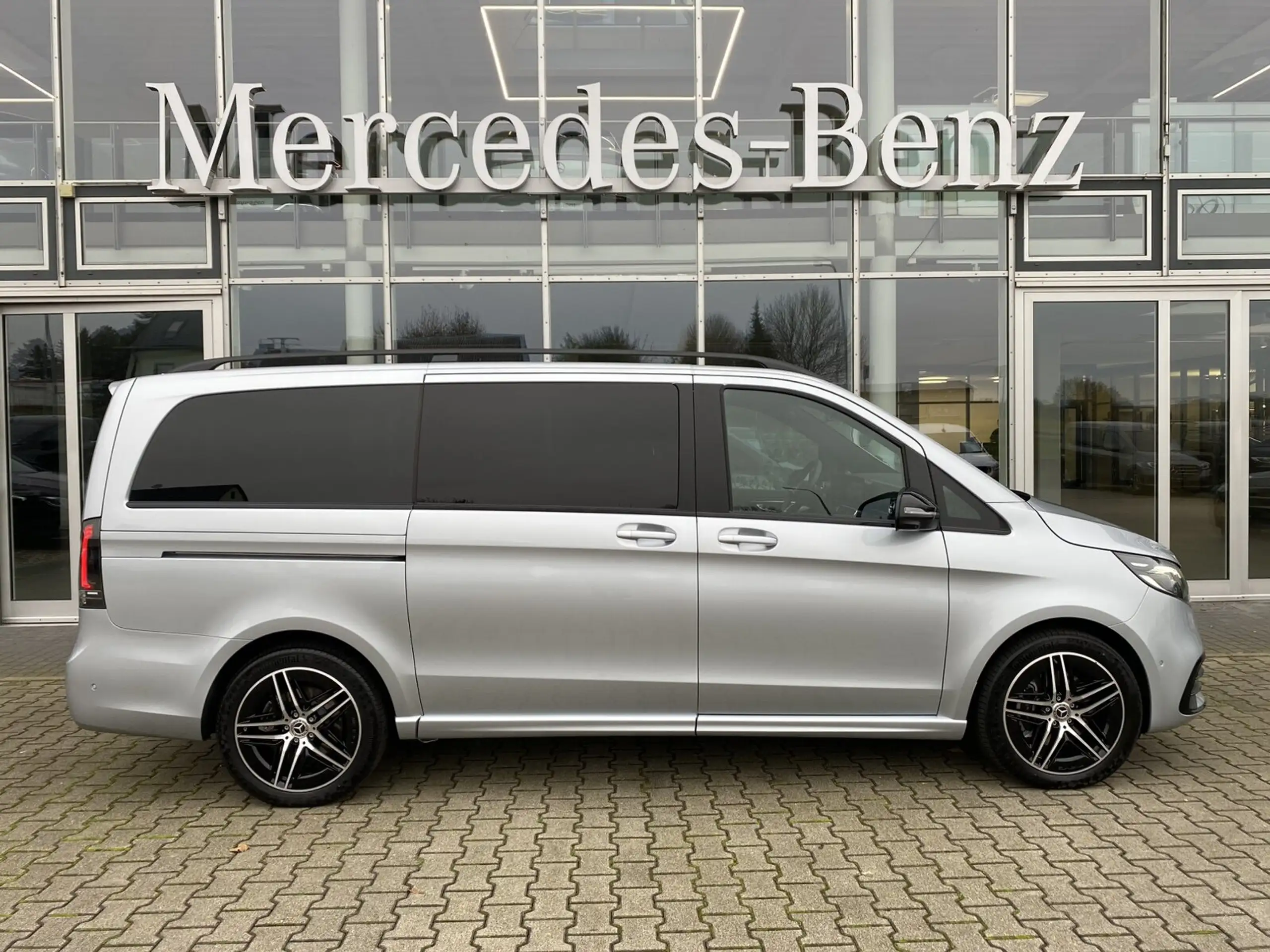 Mercedes-Benz - V 250