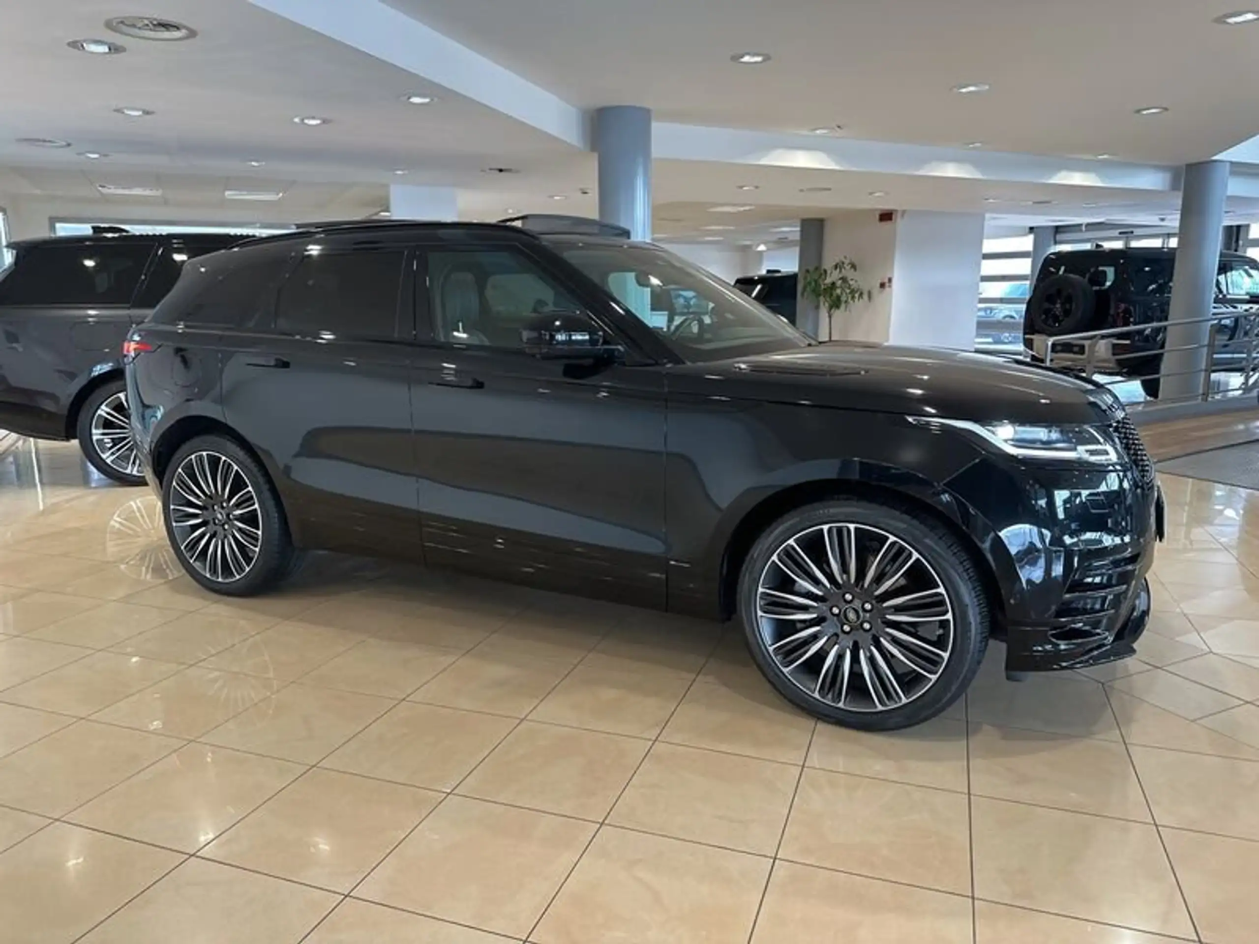 Land Rover - Range Rover Velar