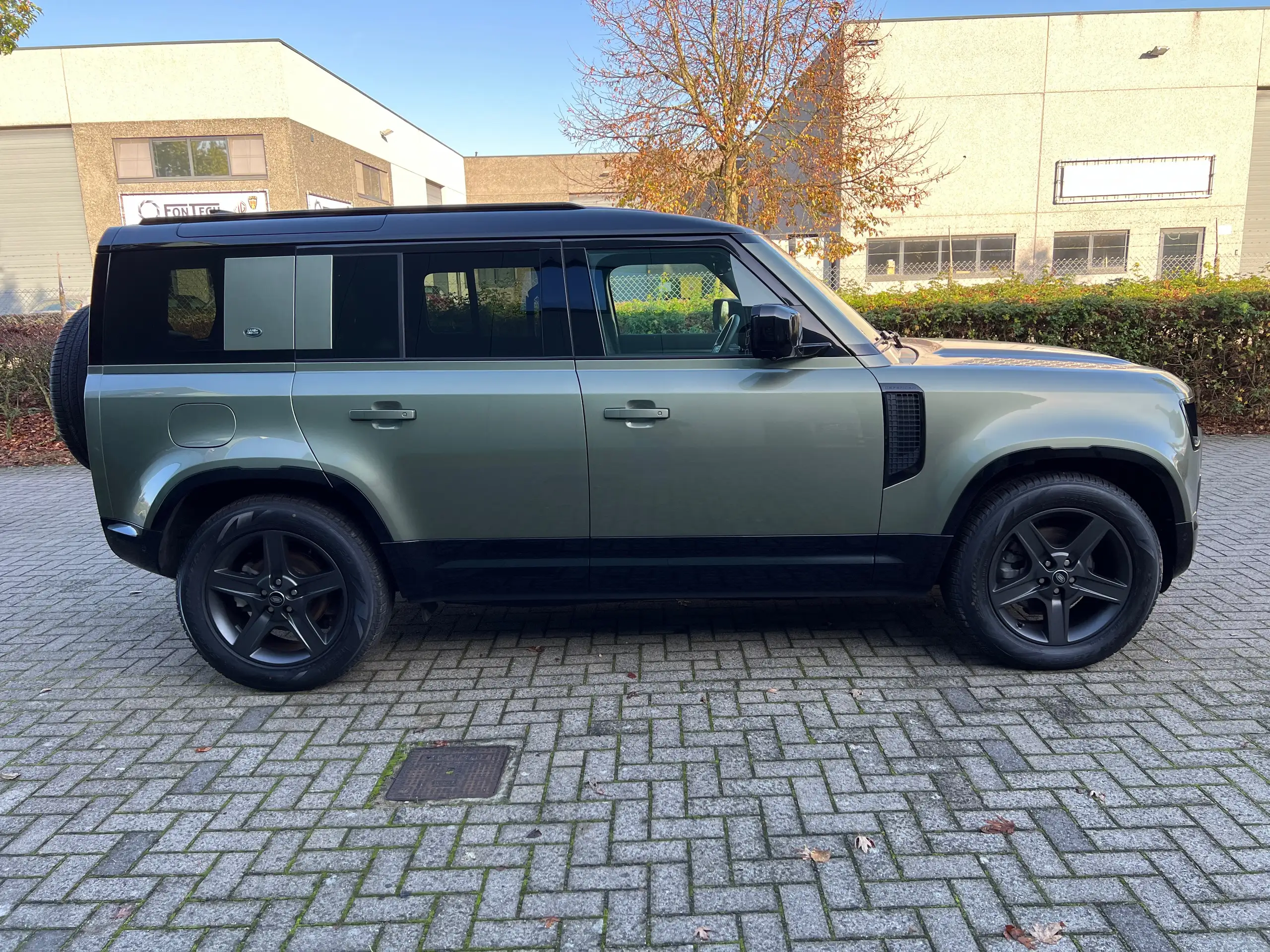 Land Rover - Defender