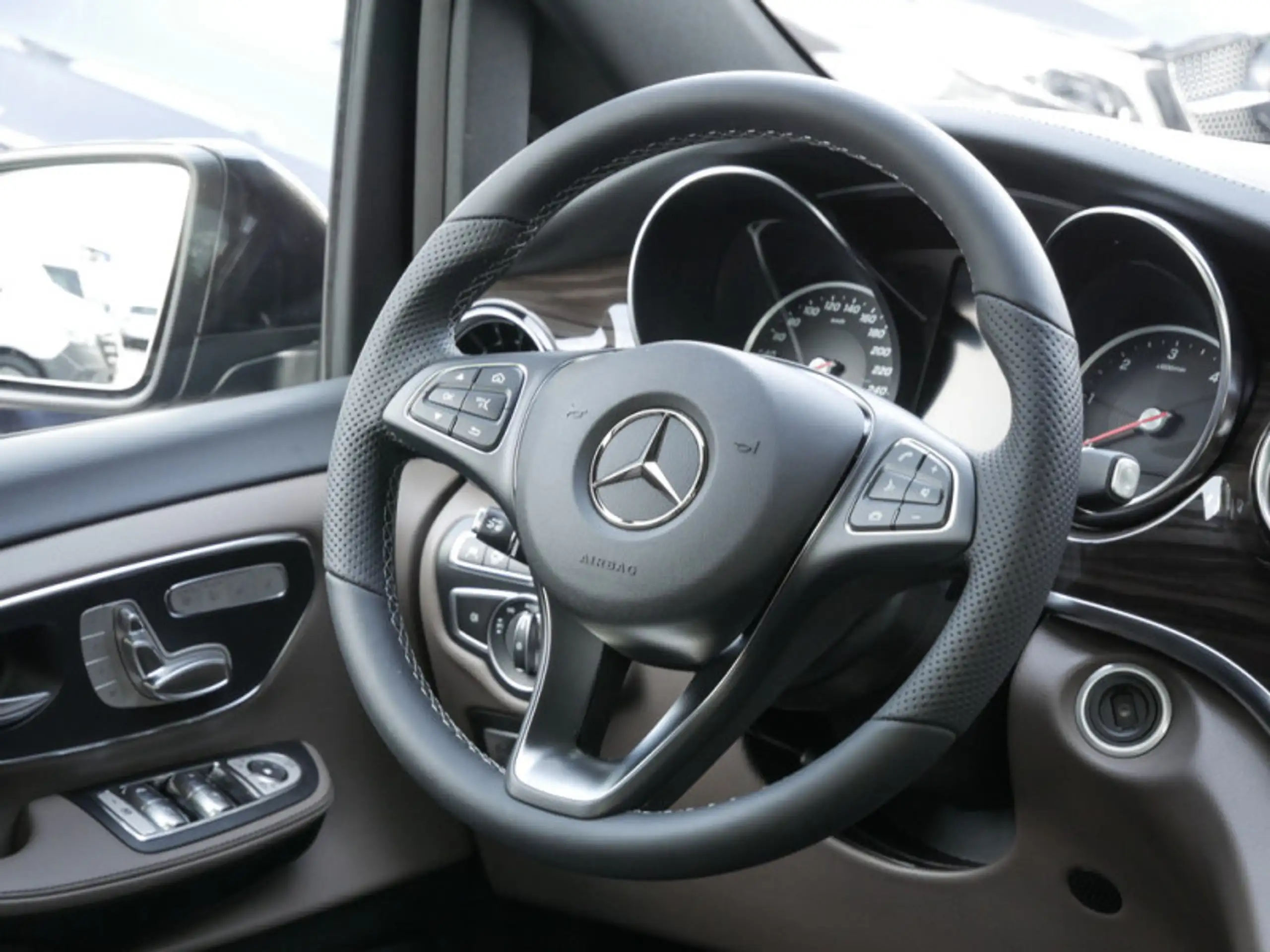 Mercedes-Benz - V 300