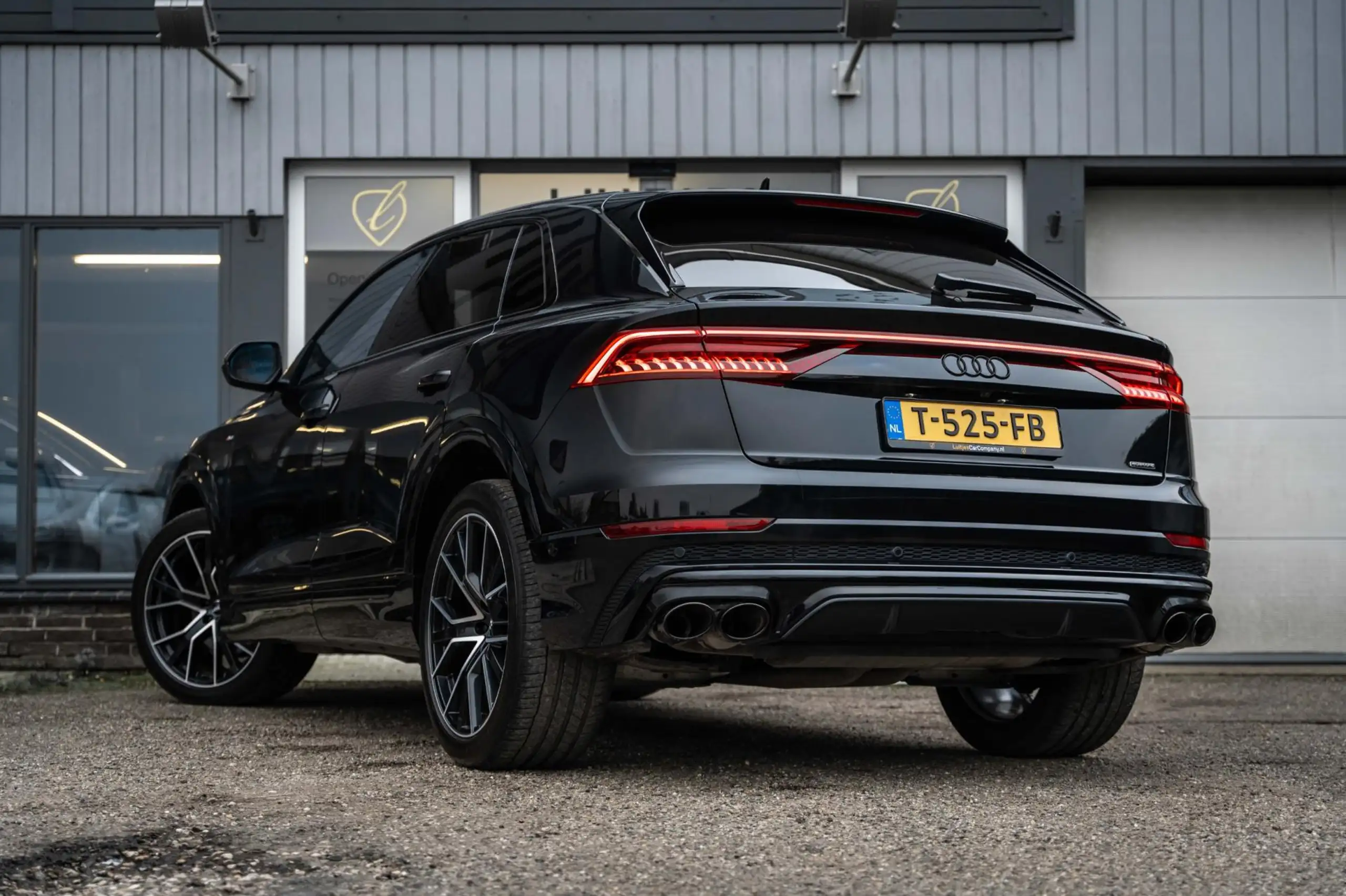 Audi - Q8