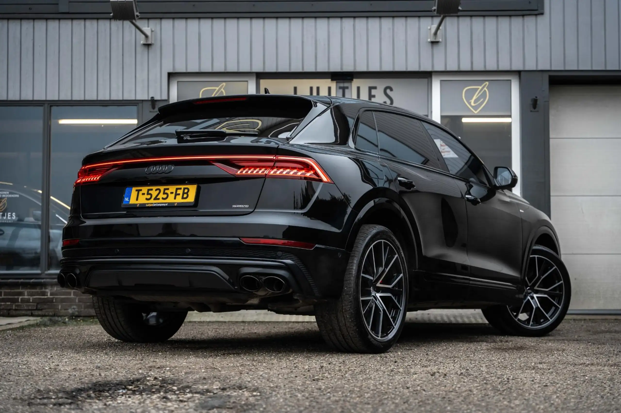 Audi - Q8