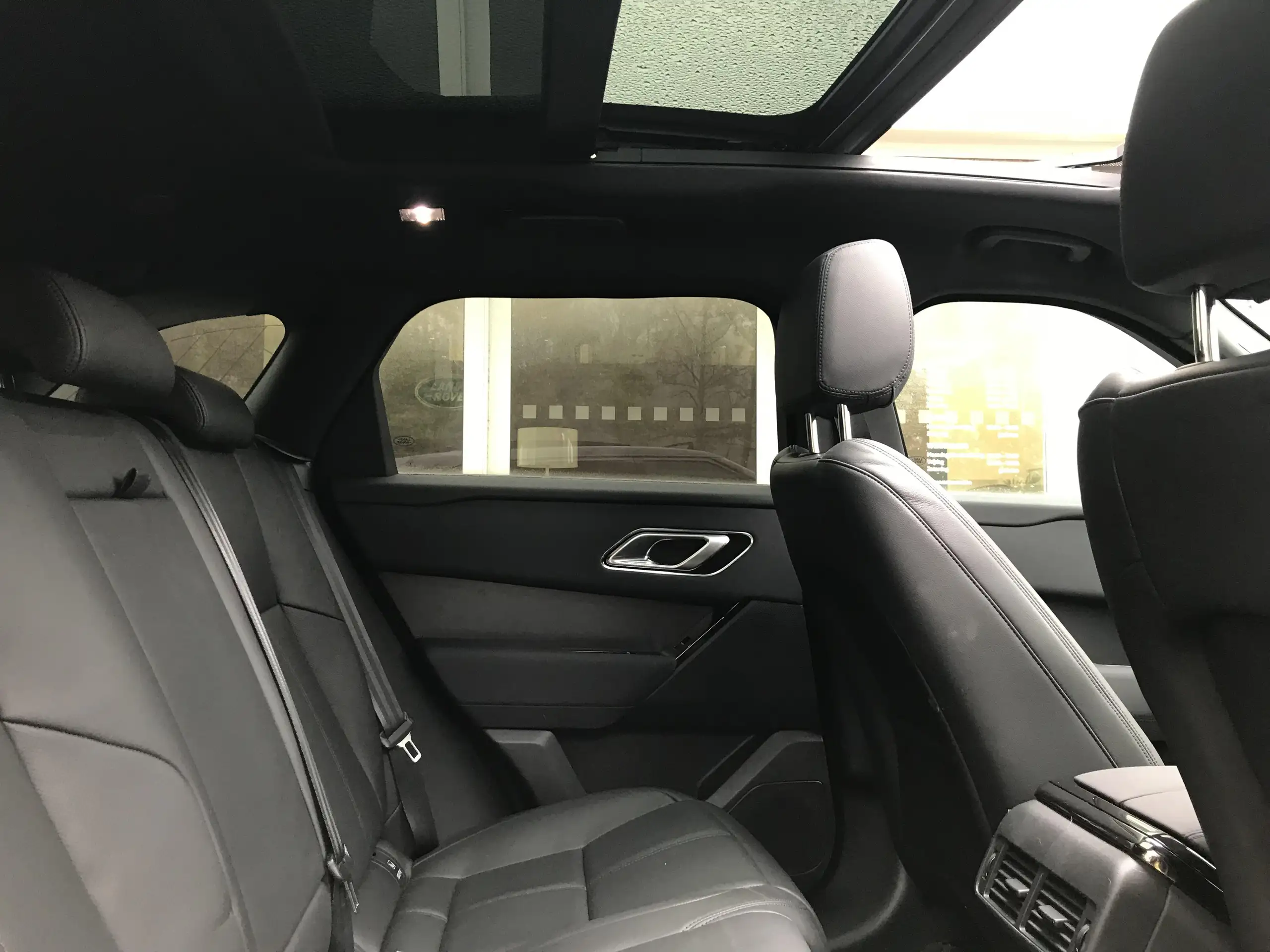 Land Rover - Range Rover Velar