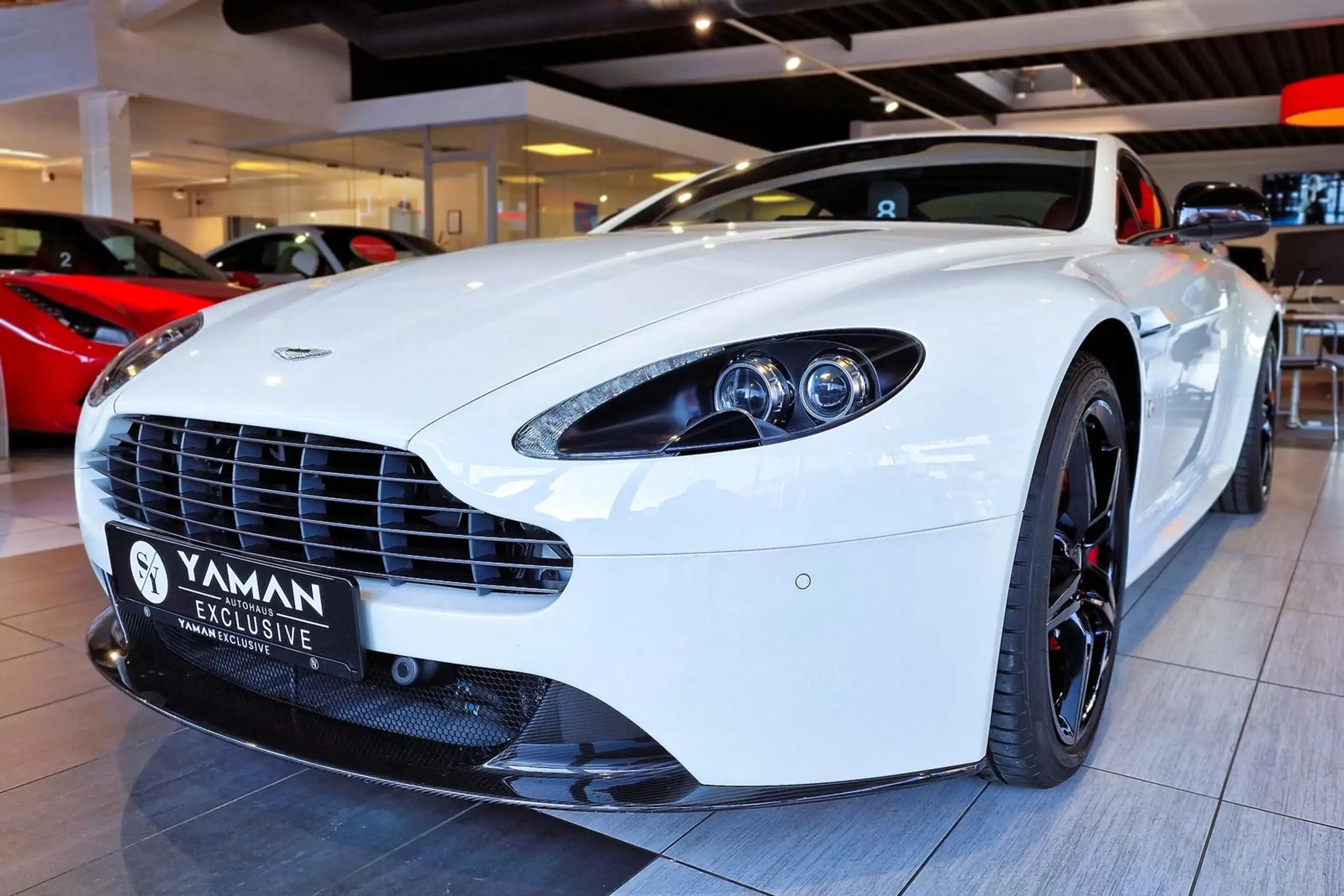 Aston Martin - V8