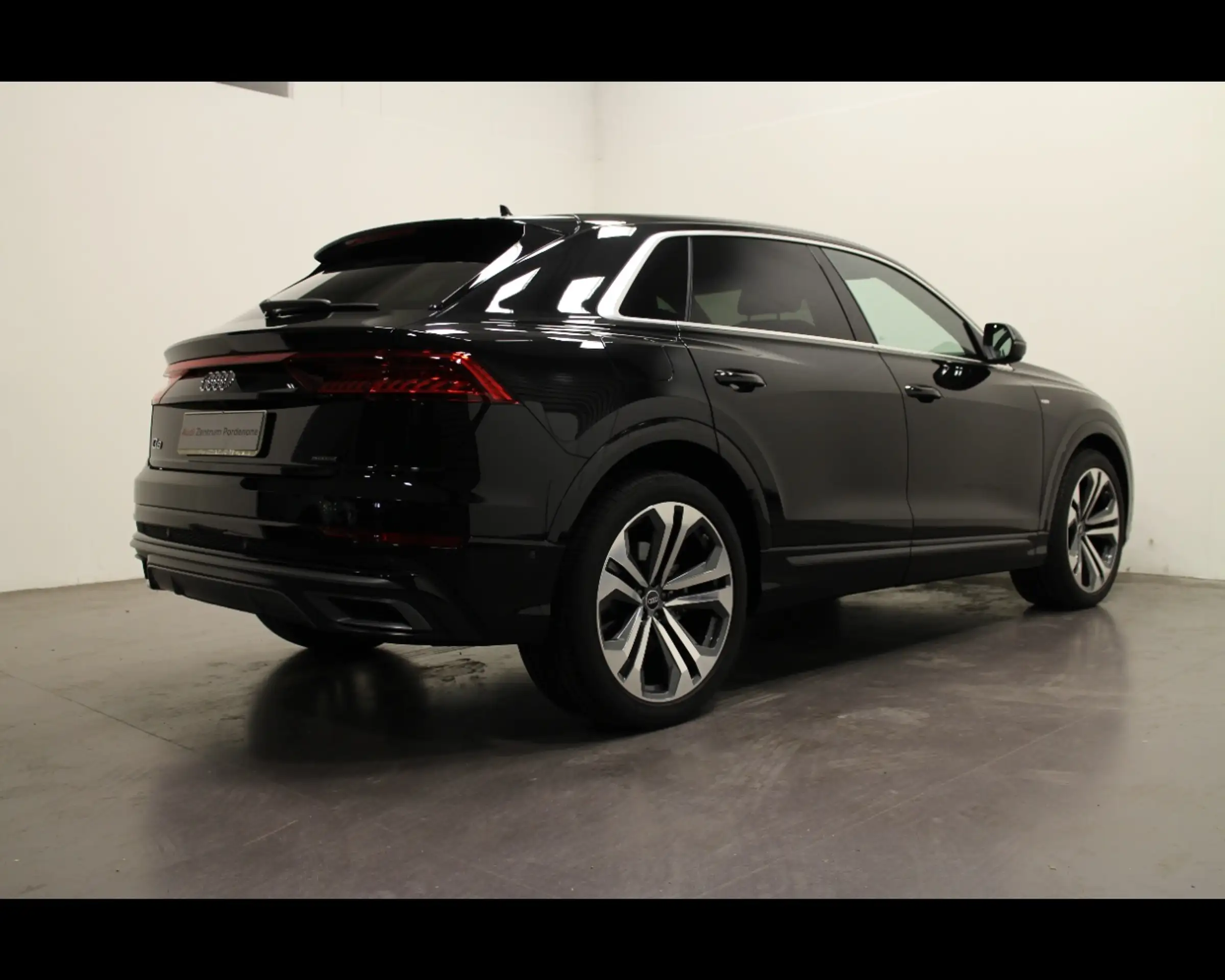 Audi - Q8