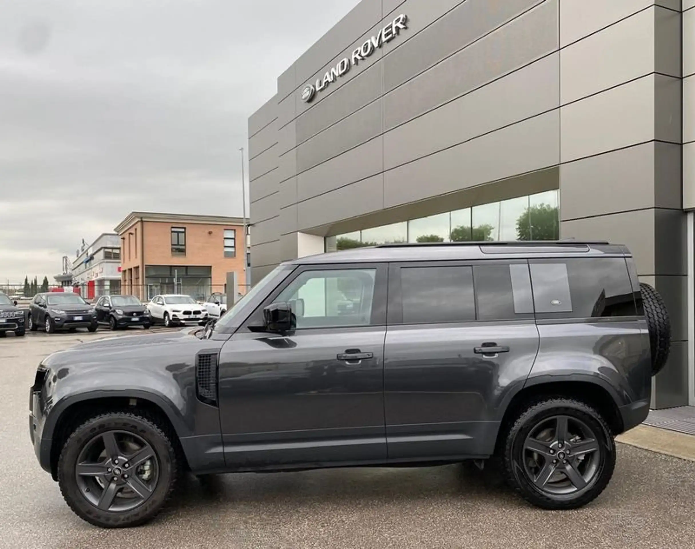 Land Rover - Defender