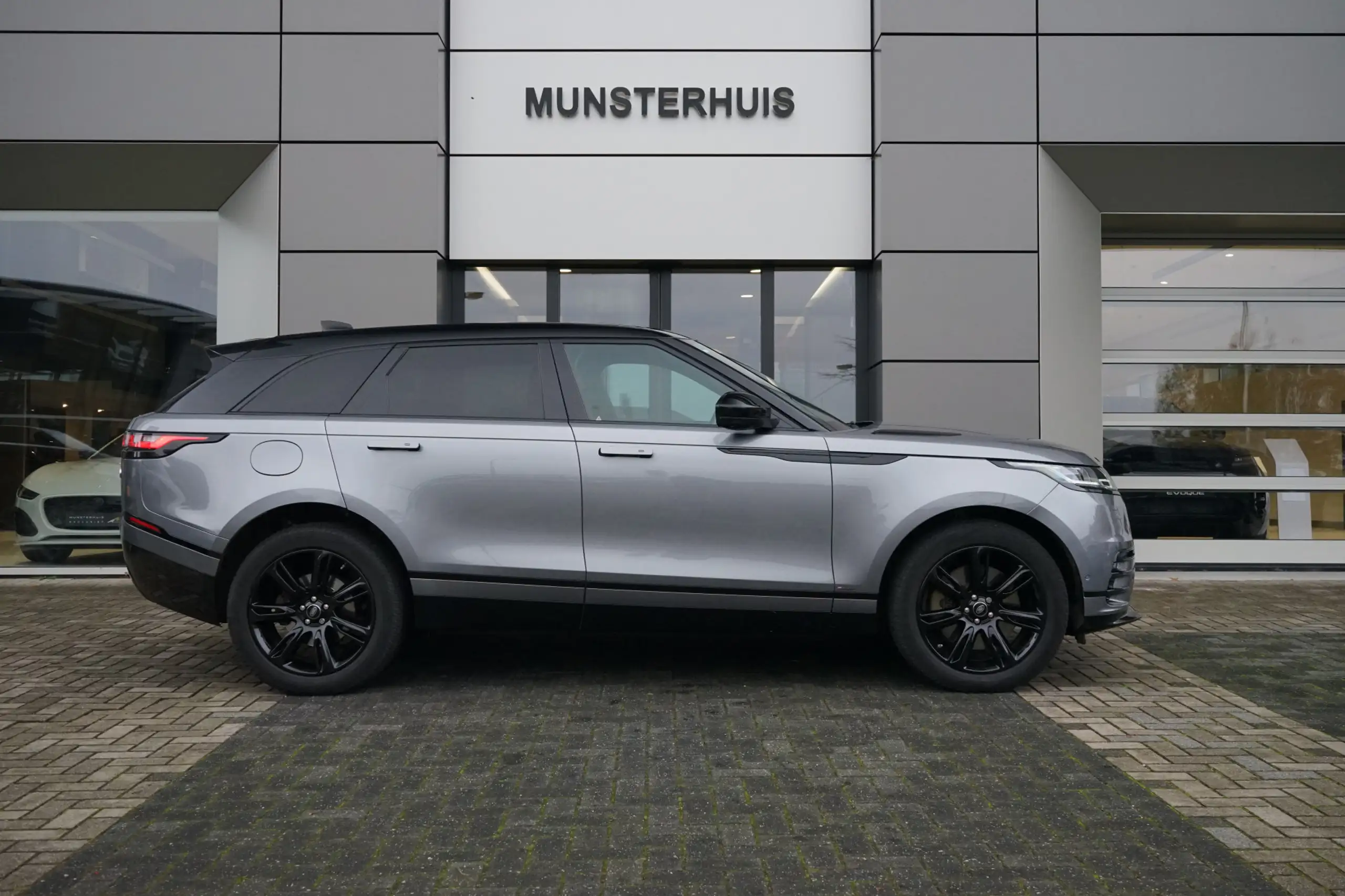 Land Rover - Range Rover Velar