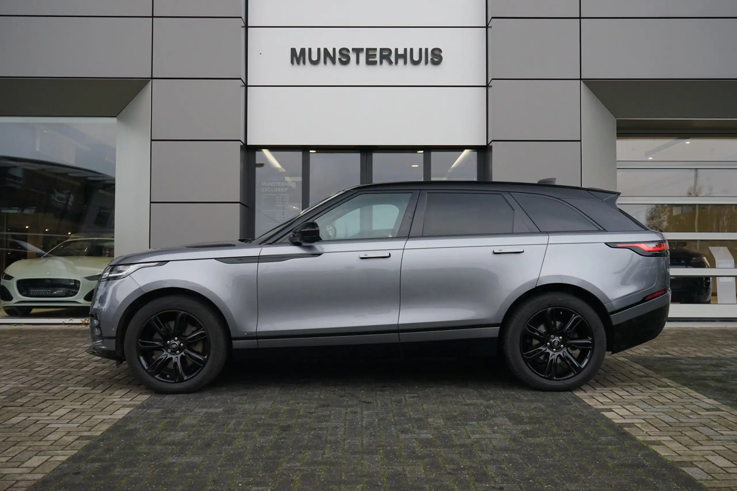 Land Rover - Range Rover Velar